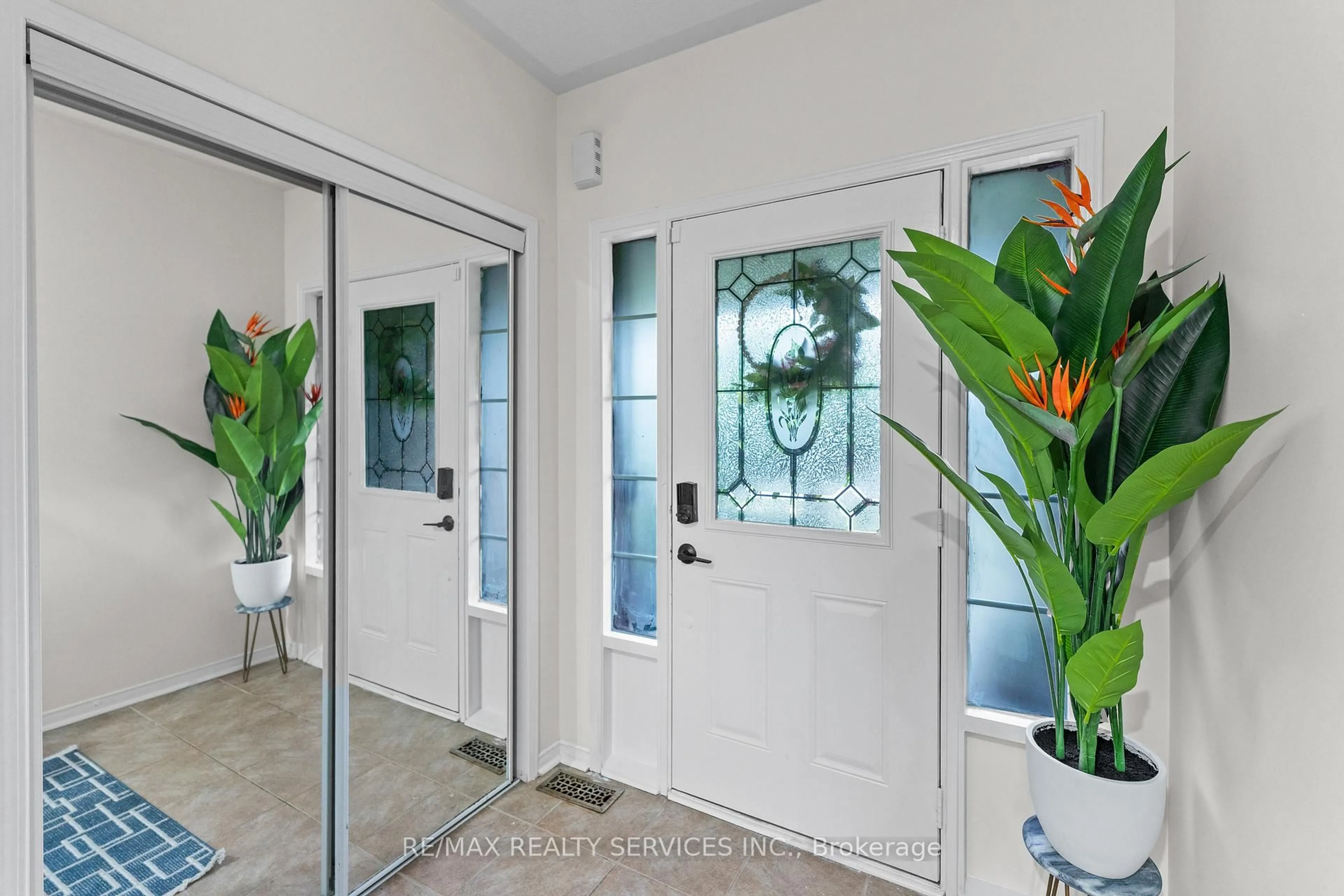 Indoor entryway for 91 Crystal Glen Cres, Brampton Ontario L6X 0K8