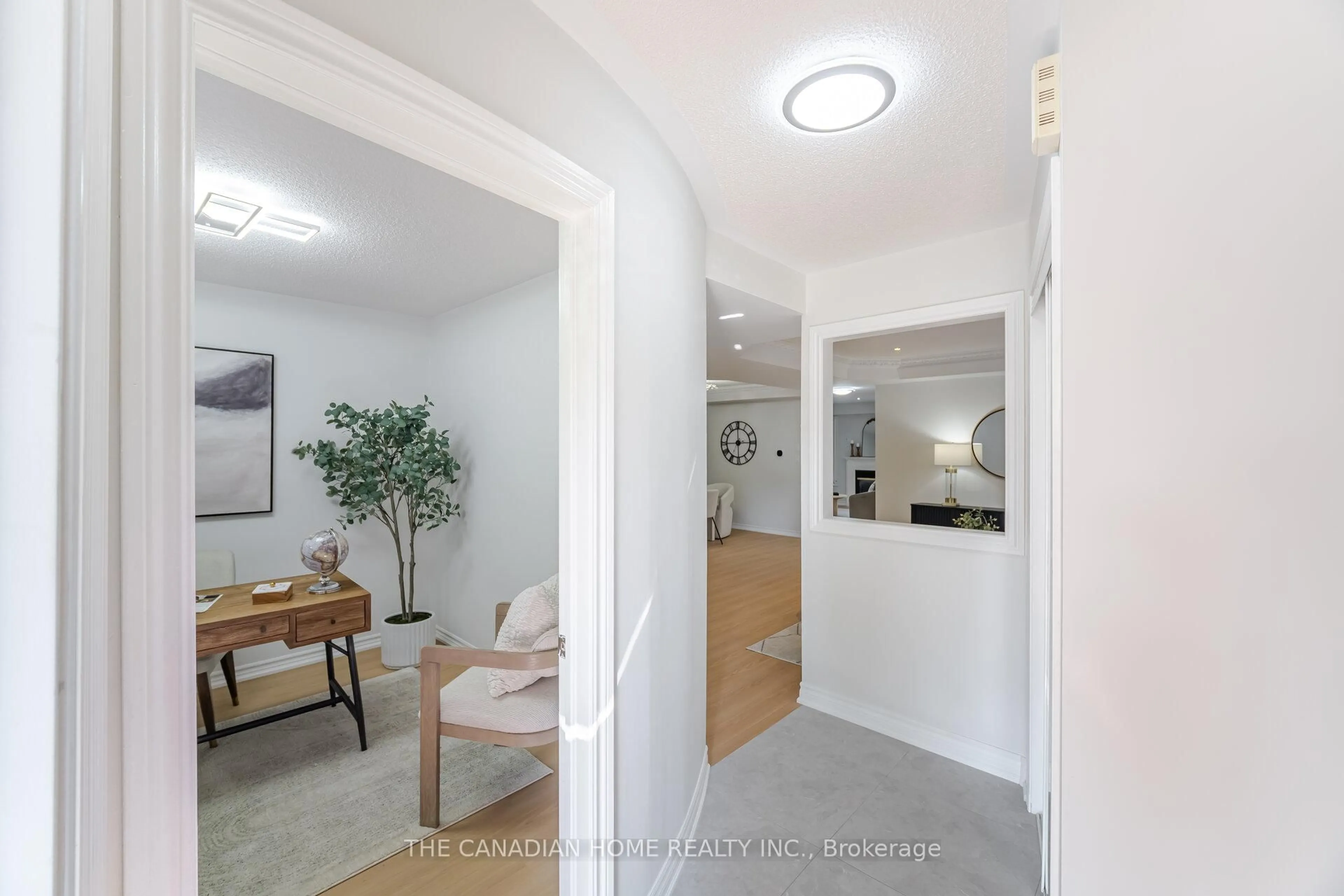 Indoor entryway for 7059 Magistrate Terr, Mississauga Ontario L5W 1E5