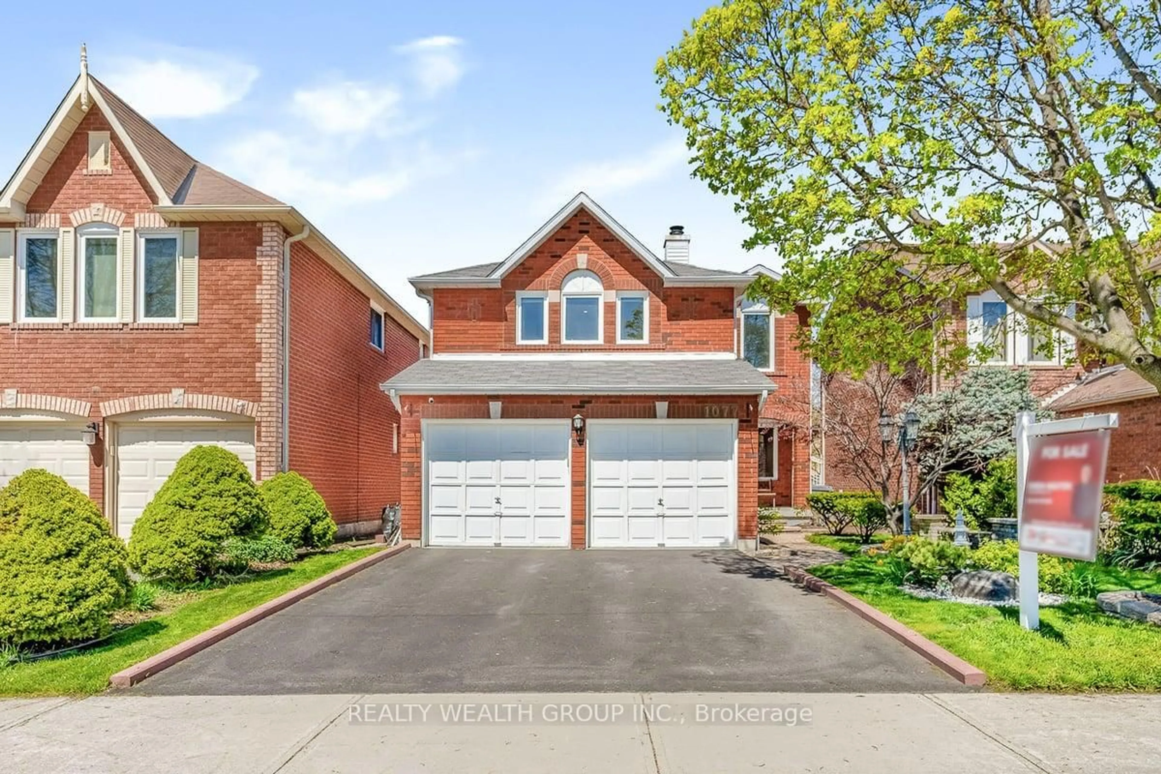 Home with brick exterior material, street for 1077 Windsor Hill Blvd, Mississauga Ontario L5V 1P4
