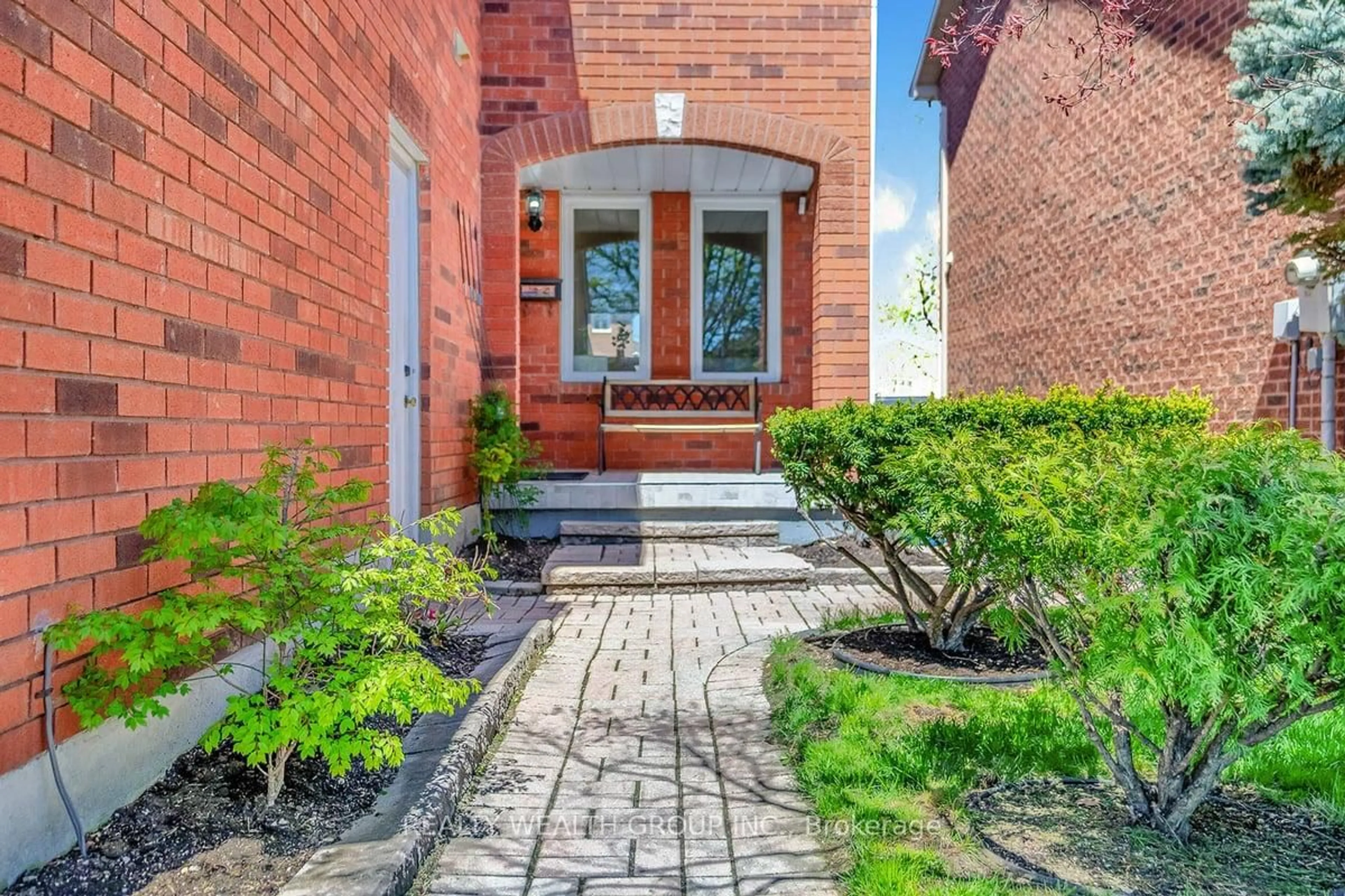 Home with brick exterior material, street for 1077 Windsor Hill Blvd, Mississauga Ontario L5V 1P4