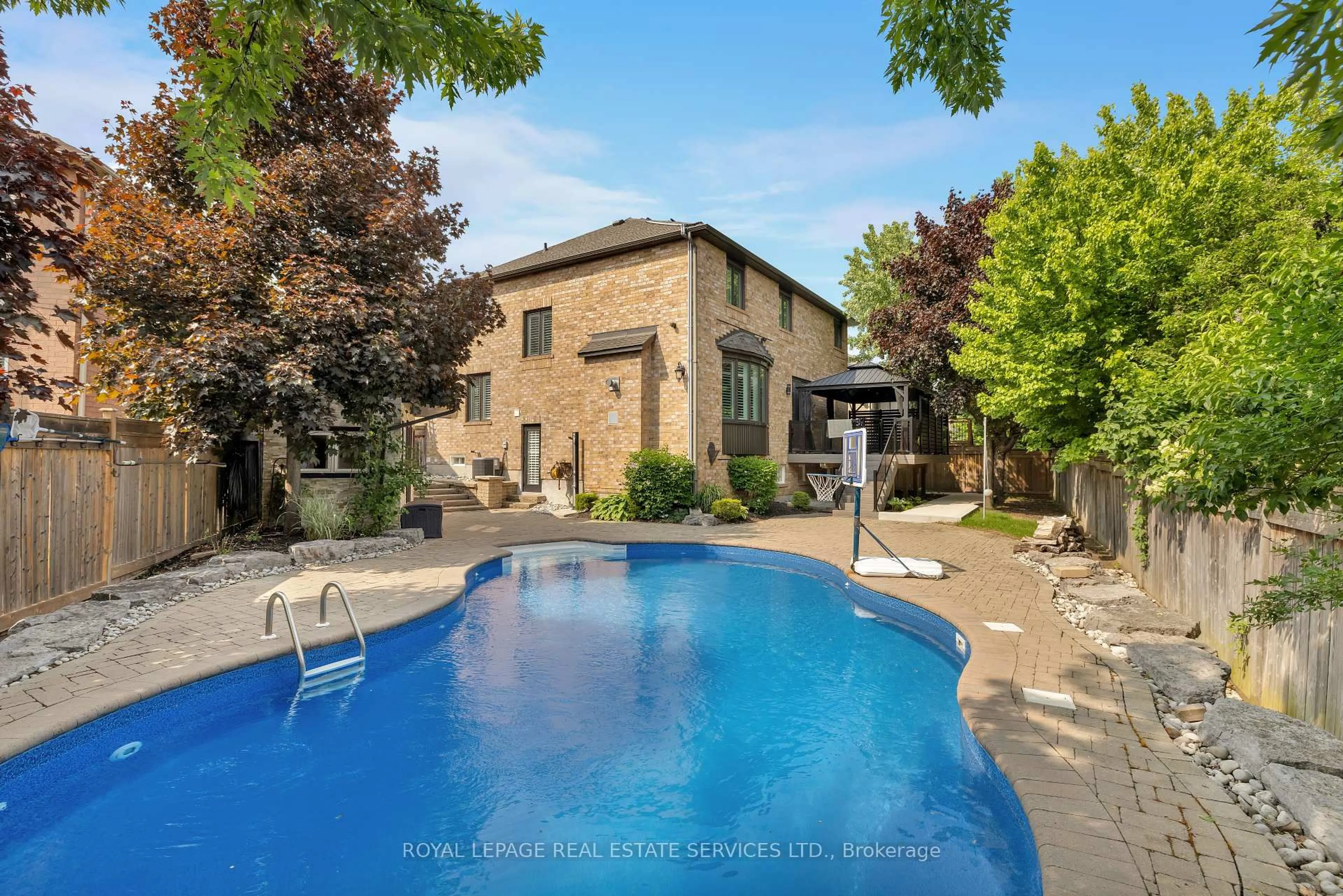 Pool for 2225 Glazebrook Circ, Oakville Ontario L6M 5B5