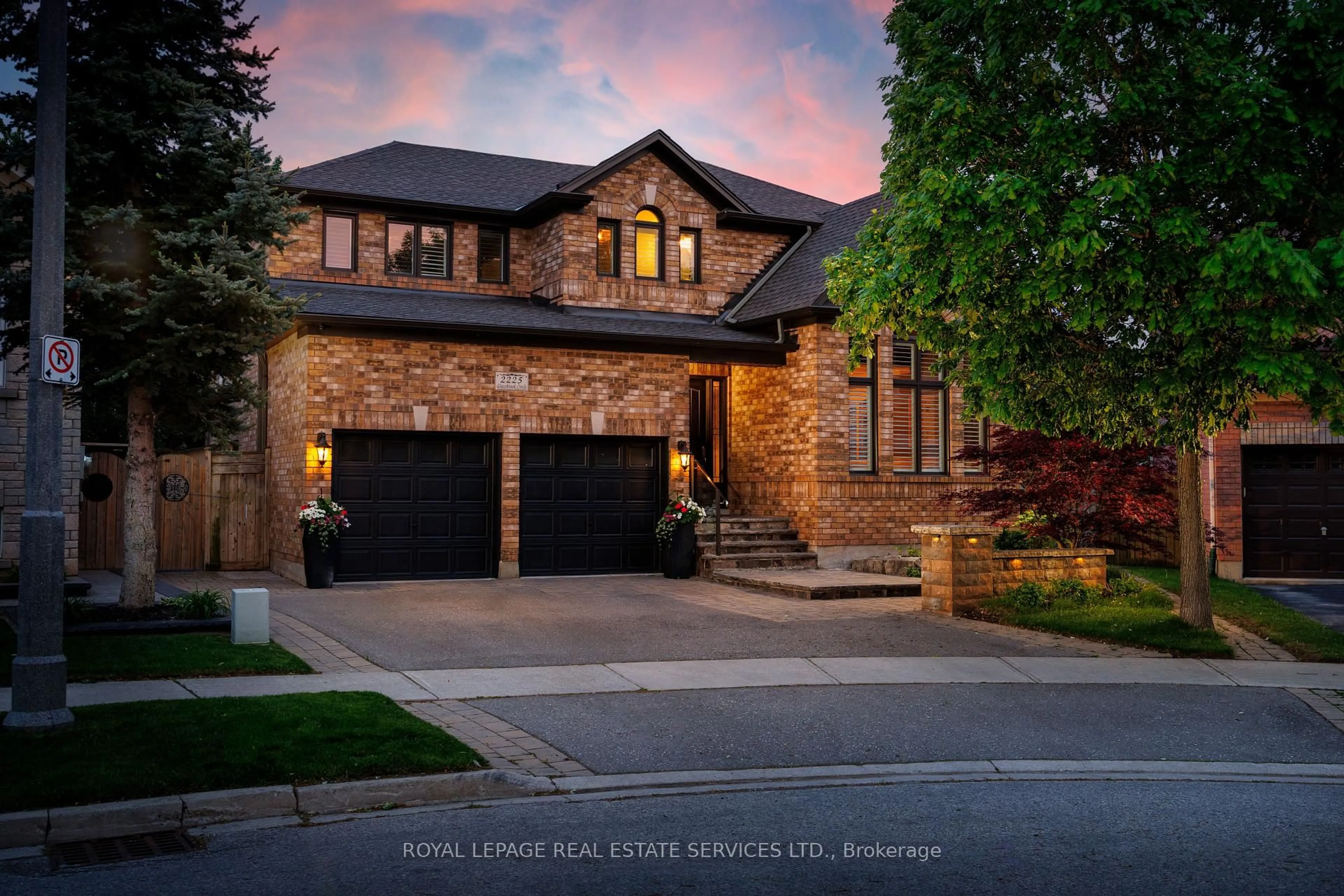 Home with brick exterior material, street for 2225 Glazebrook Circ, Oakville Ontario L6M 5B5