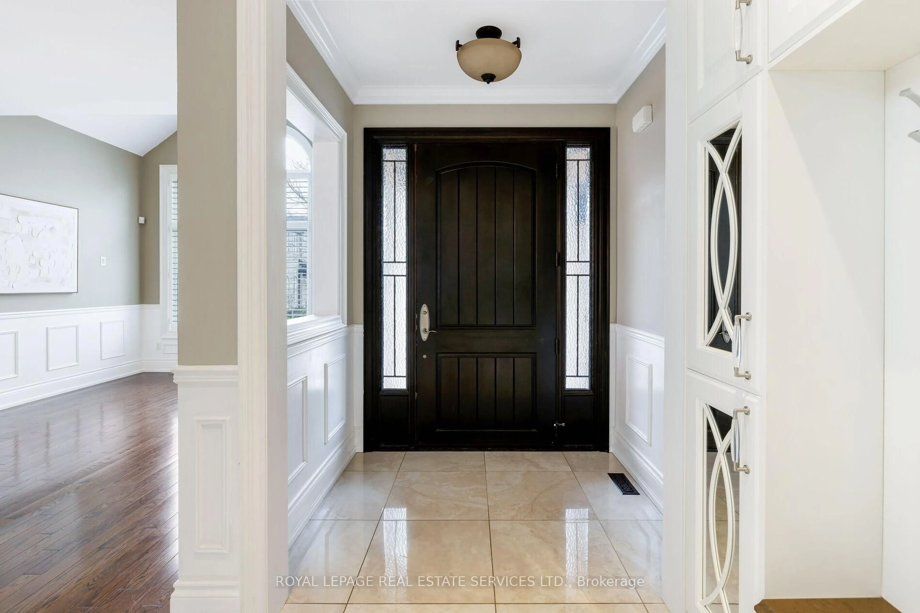 Indoor entryway for 2225 Glazebrook Circ, Oakville Ontario L6M 5B5