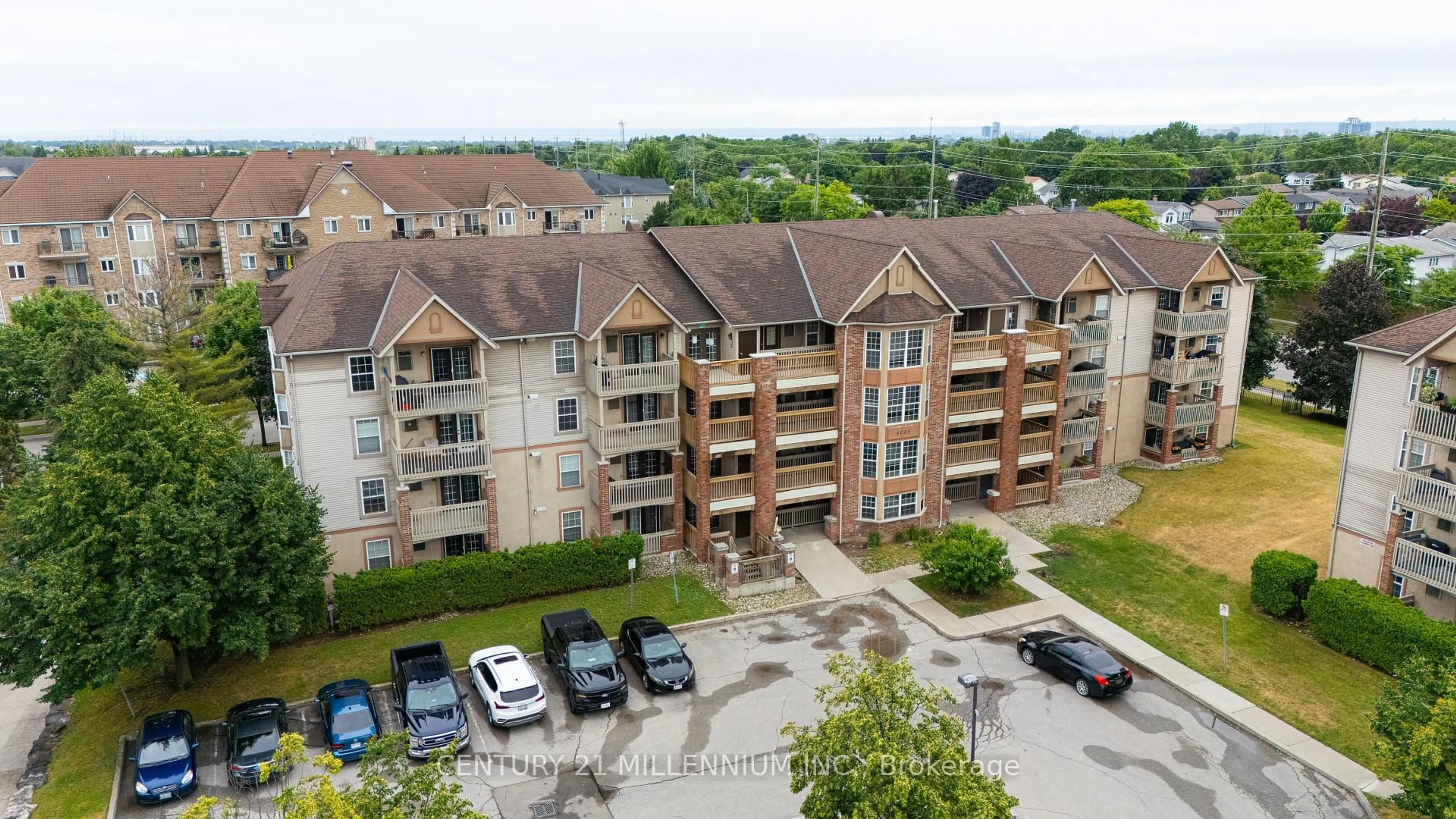 A pic from outside/outdoor area/front of a property/back of a property/a pic from drone, building for 4005 Kilmer Dr #210, Burlington Ontario L7M 4M2
