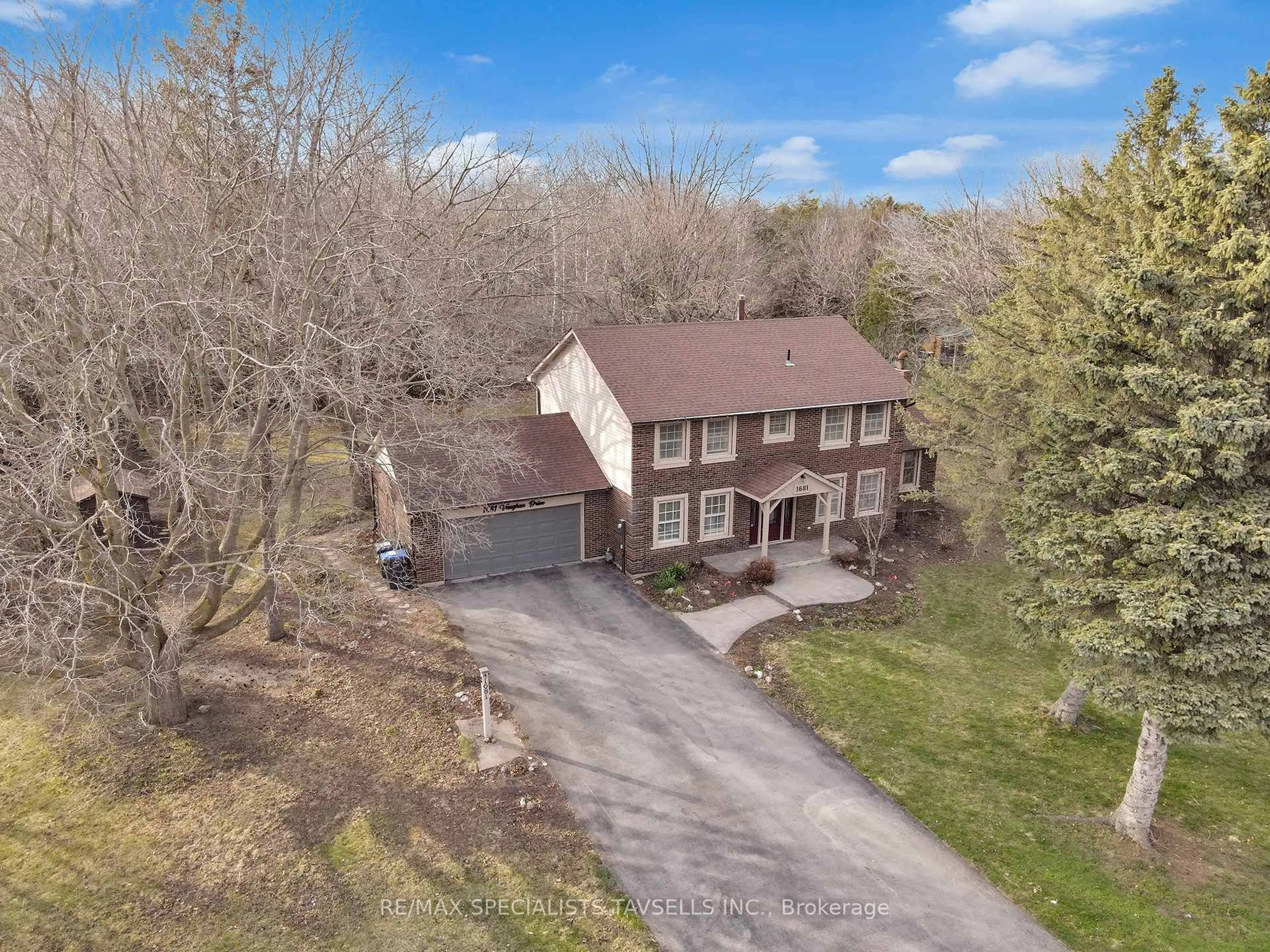 A pic from outside/outdoor area/front of a property/back of a property/a pic from drone, street for 1681 Vaughan Dr, Caledon Ontario L7K 1C4