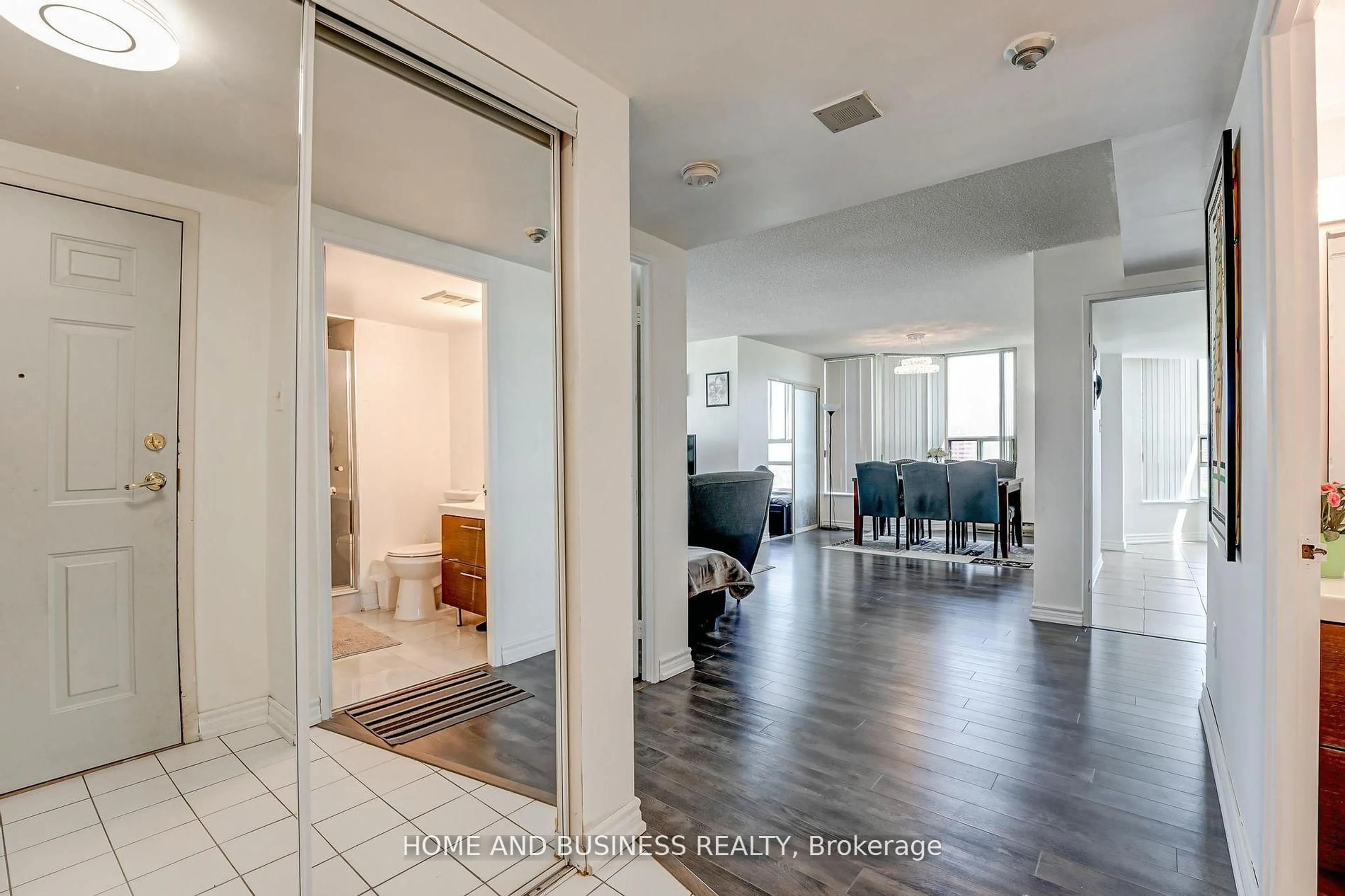 Indoor entryway for 250 Webb Dr #1015, Mississauga Ontario L5B 3Z4