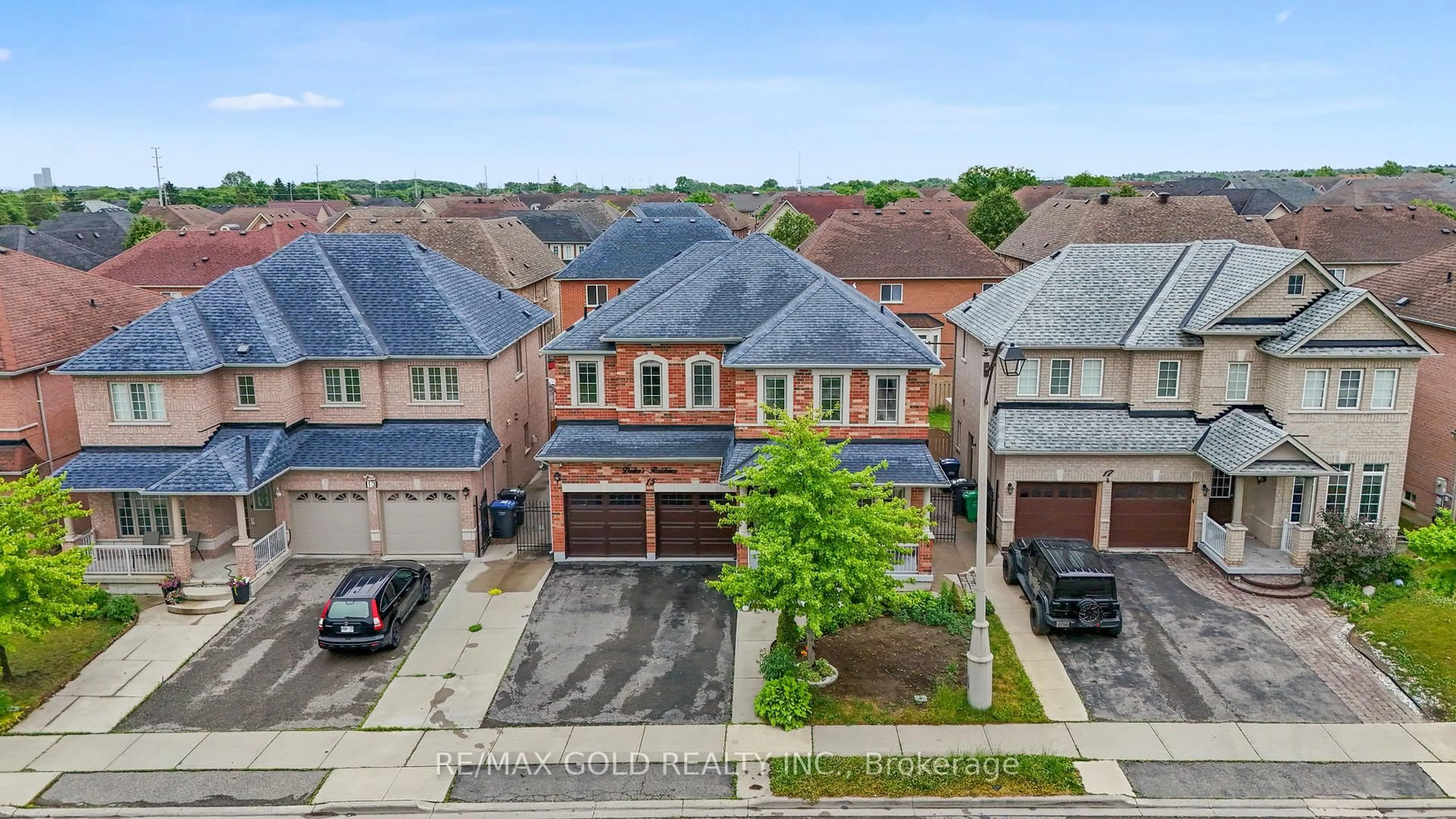 A pic from outside/outdoor area/front of a property/back of a property/a pic from drone, street for 15 Eagle Plains Dr, Brampton Ontario L6R 3M6
