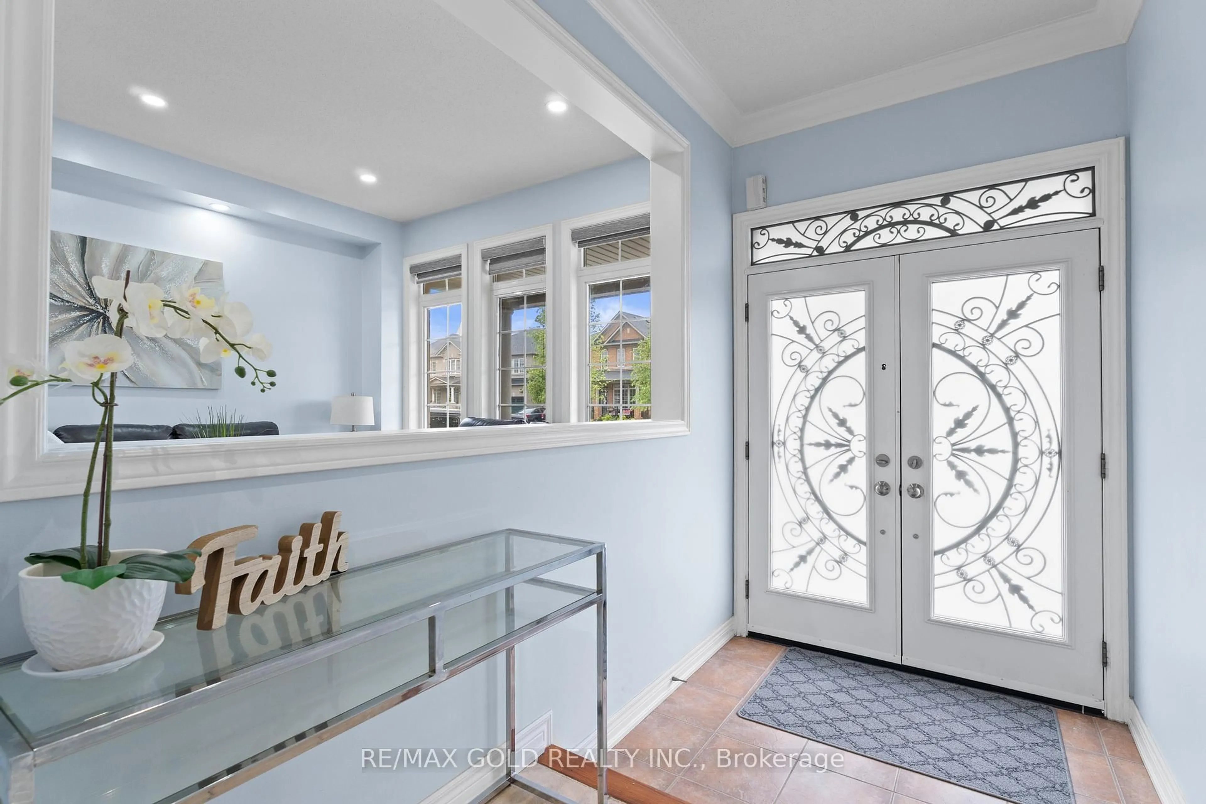 Indoor entryway for 15 Eagle Plains Dr, Brampton Ontario L6R 3M6