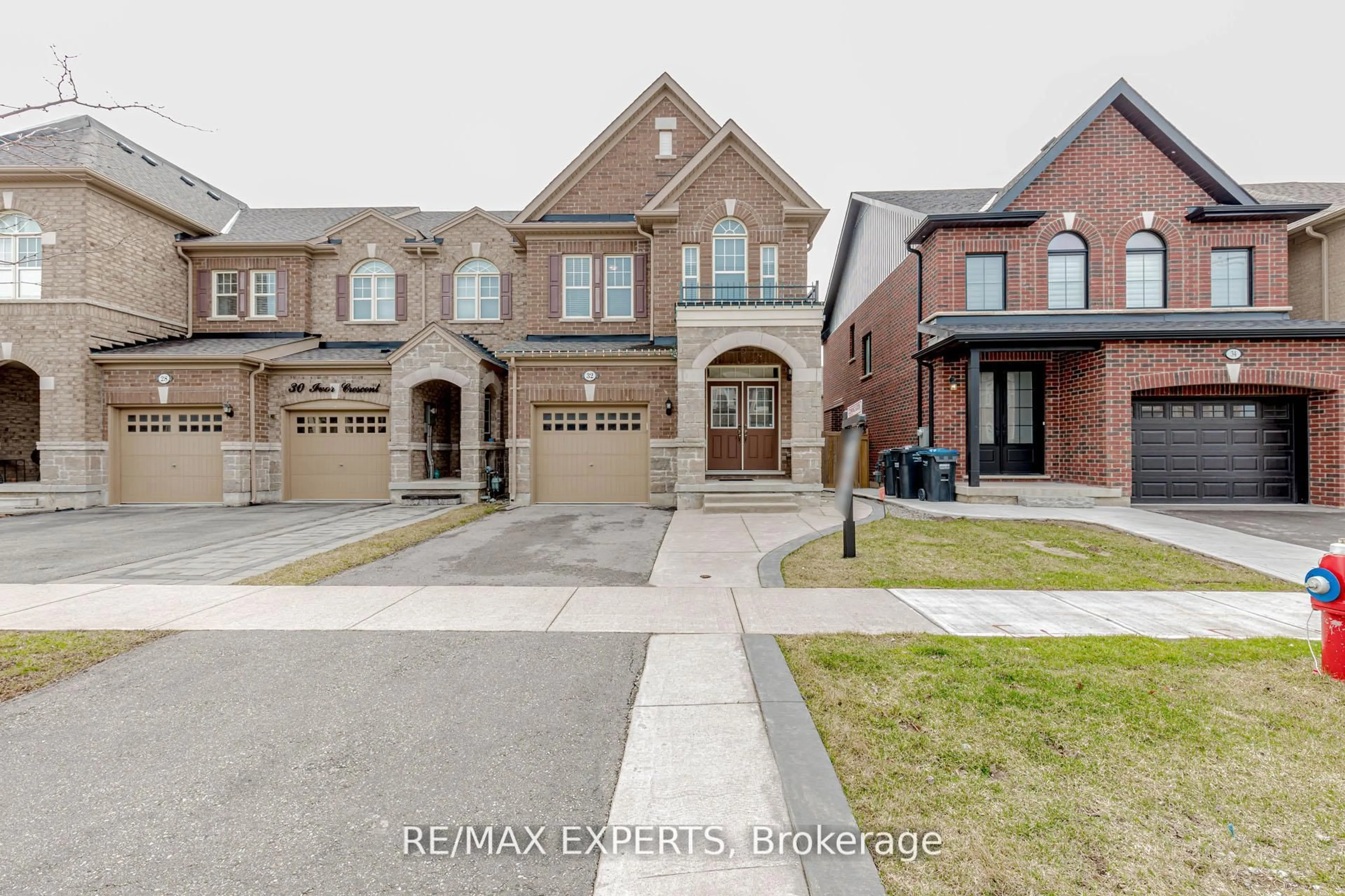Home with brick exterior material, street for 32 Ivor Cres, Brampton Ontario L7A 4L6