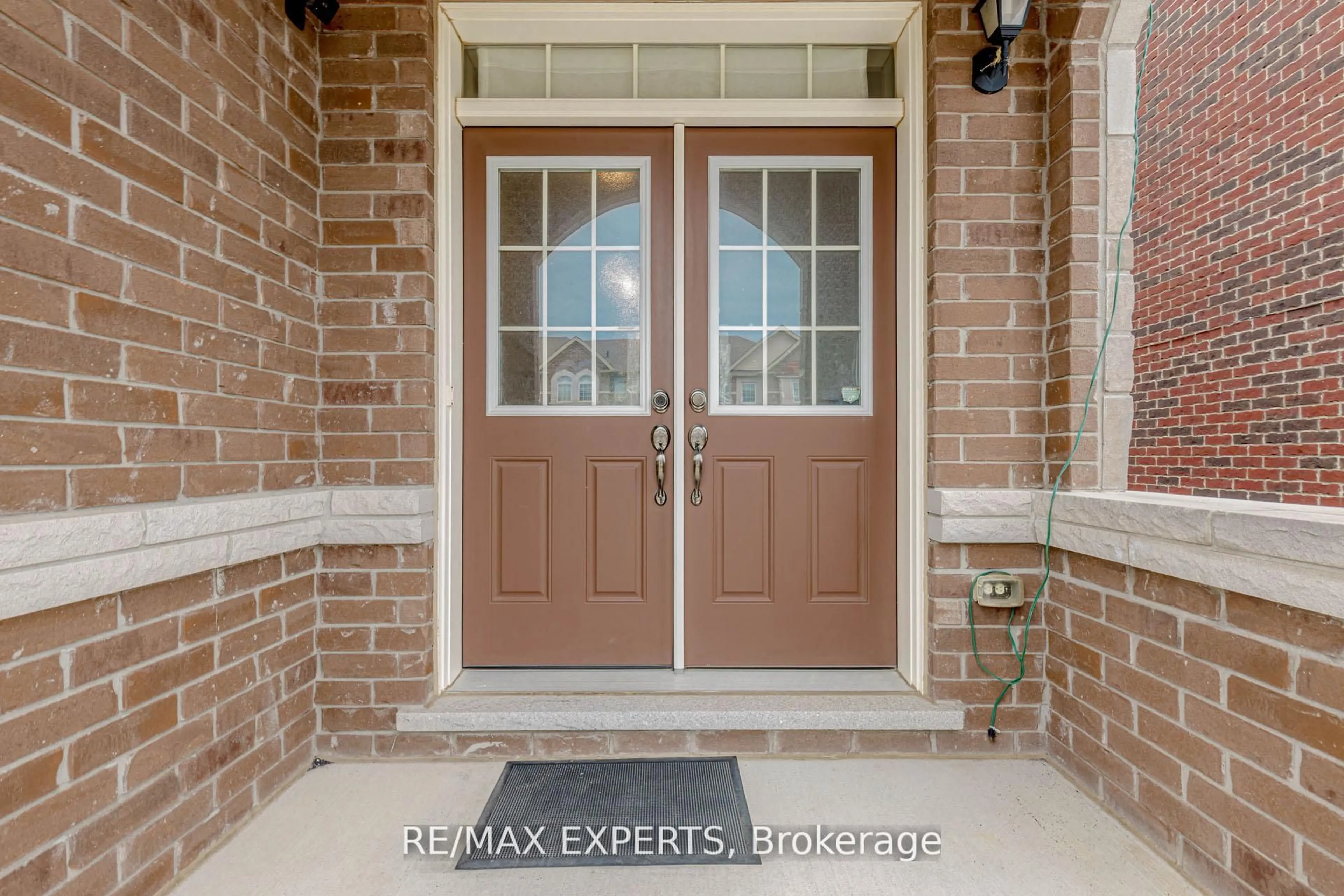 Indoor entryway for 32 Ivor Cres, Brampton Ontario L7A 4L6