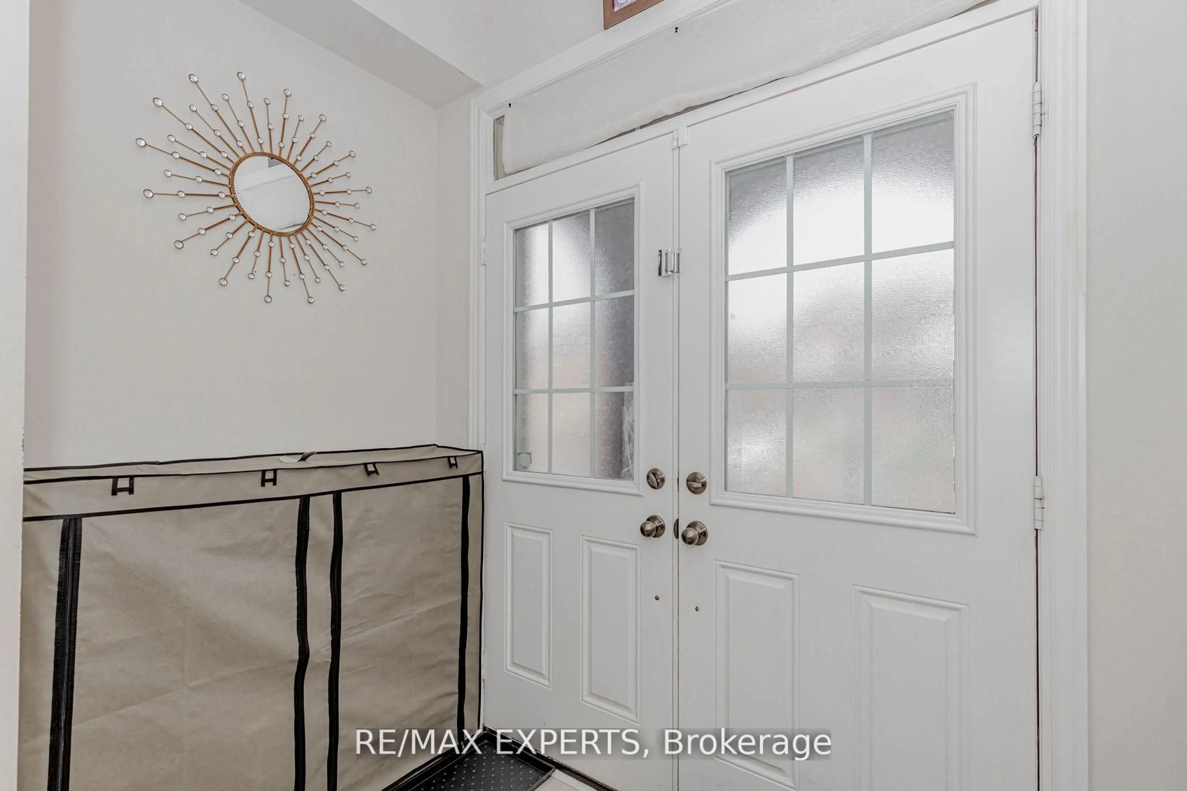 Indoor entryway for 32 Ivor Cres, Brampton Ontario L7A 4L6