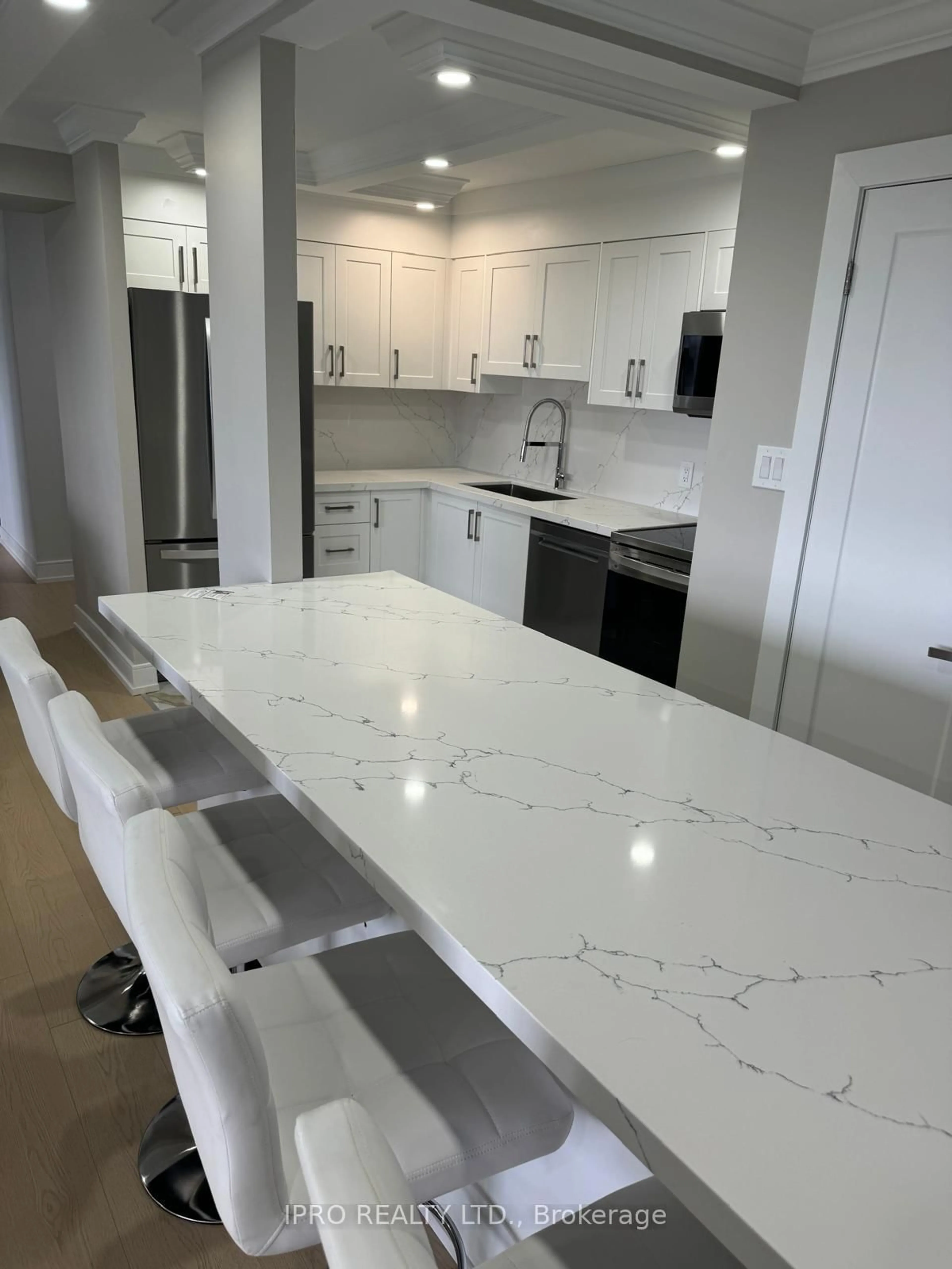 Open concept kitchen, ceramic/tile floor for 1580 Mississauga Valley Blvd #1110, Mississauga Ontario L5A 3T8