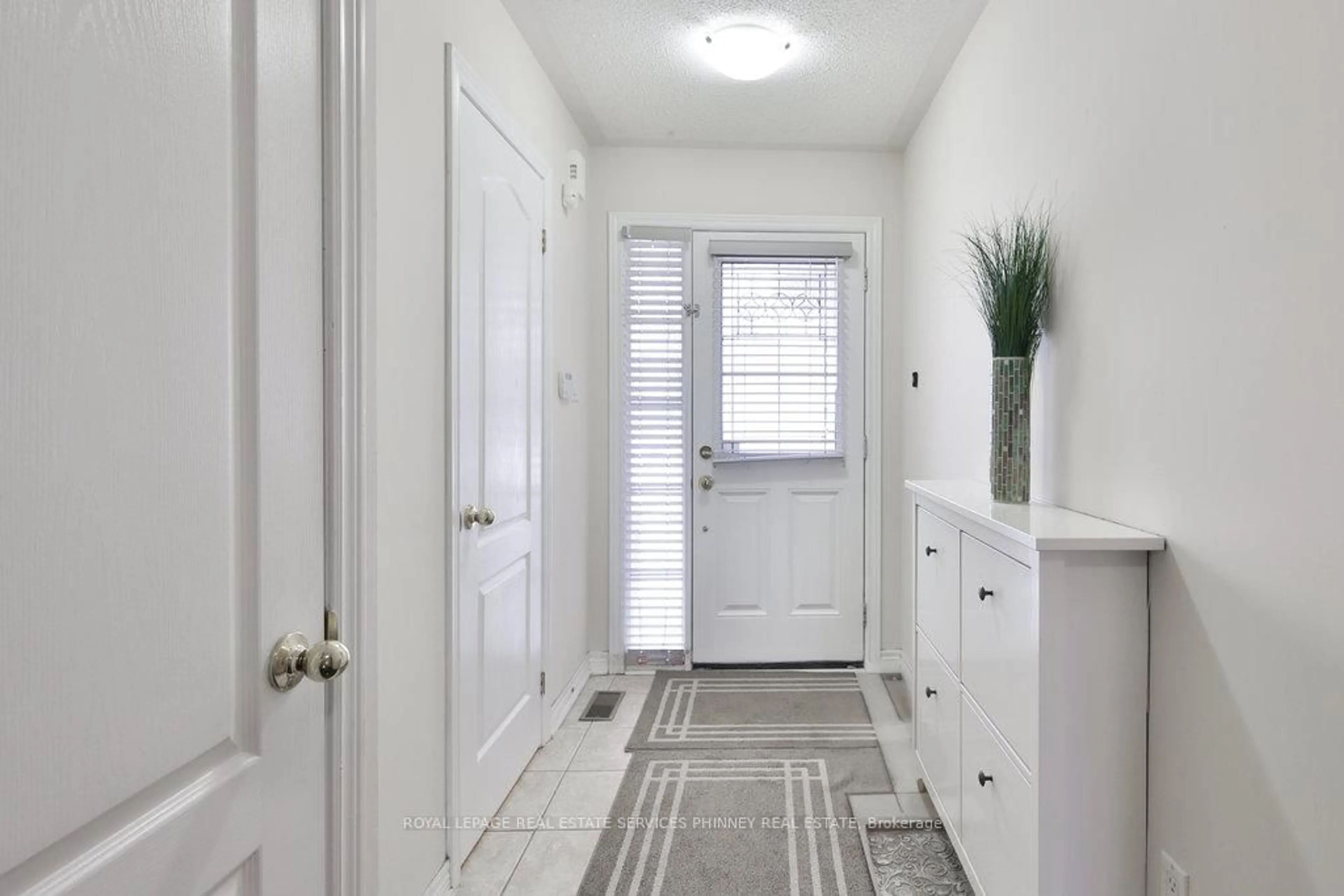 Indoor entryway for 92 Cedarbrook Rd, Brampton Ontario L6R 0W4