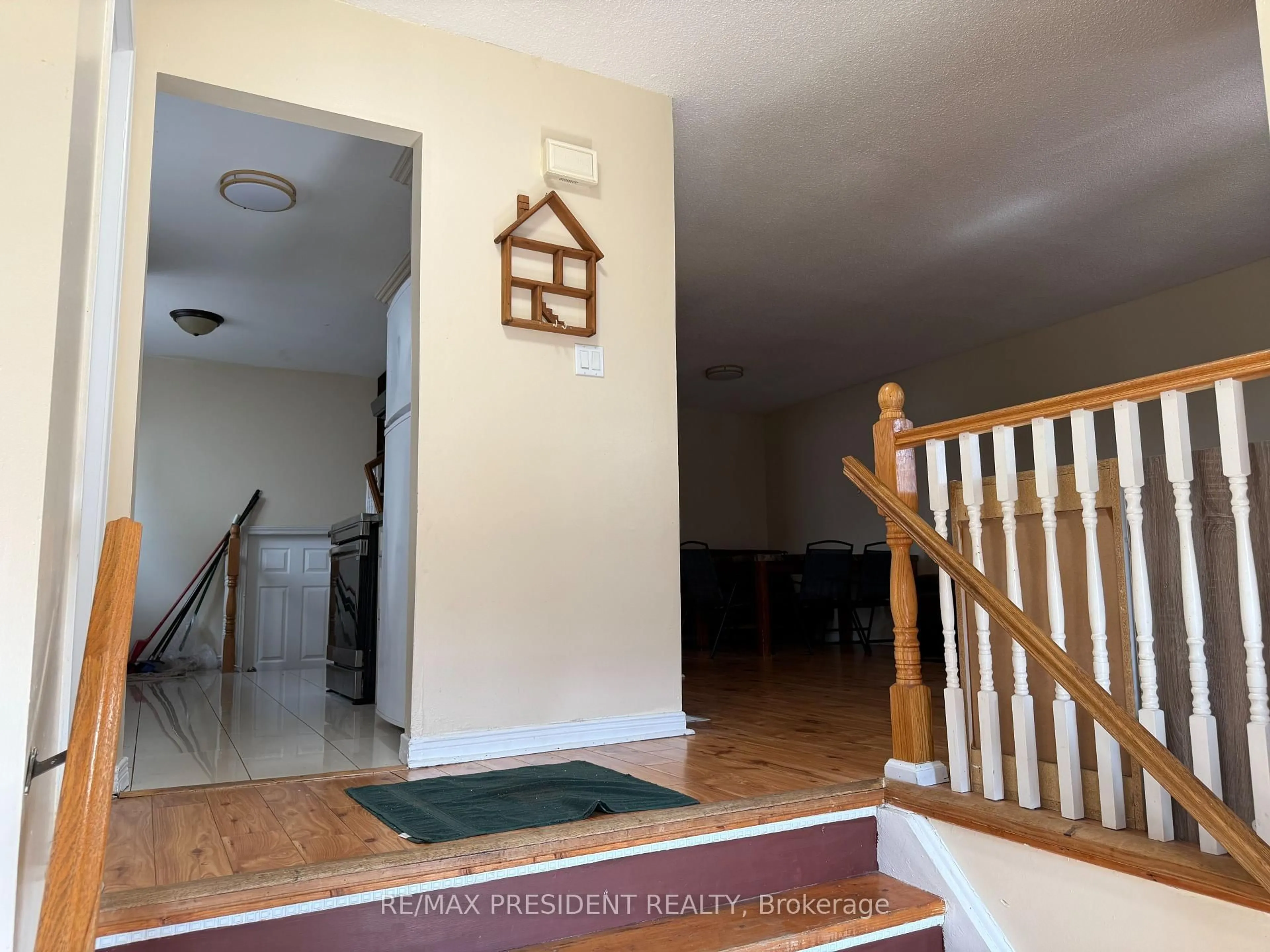 Indoor foyer for 84 Primerose Cres, Brampton Ontario L6Z 1E3