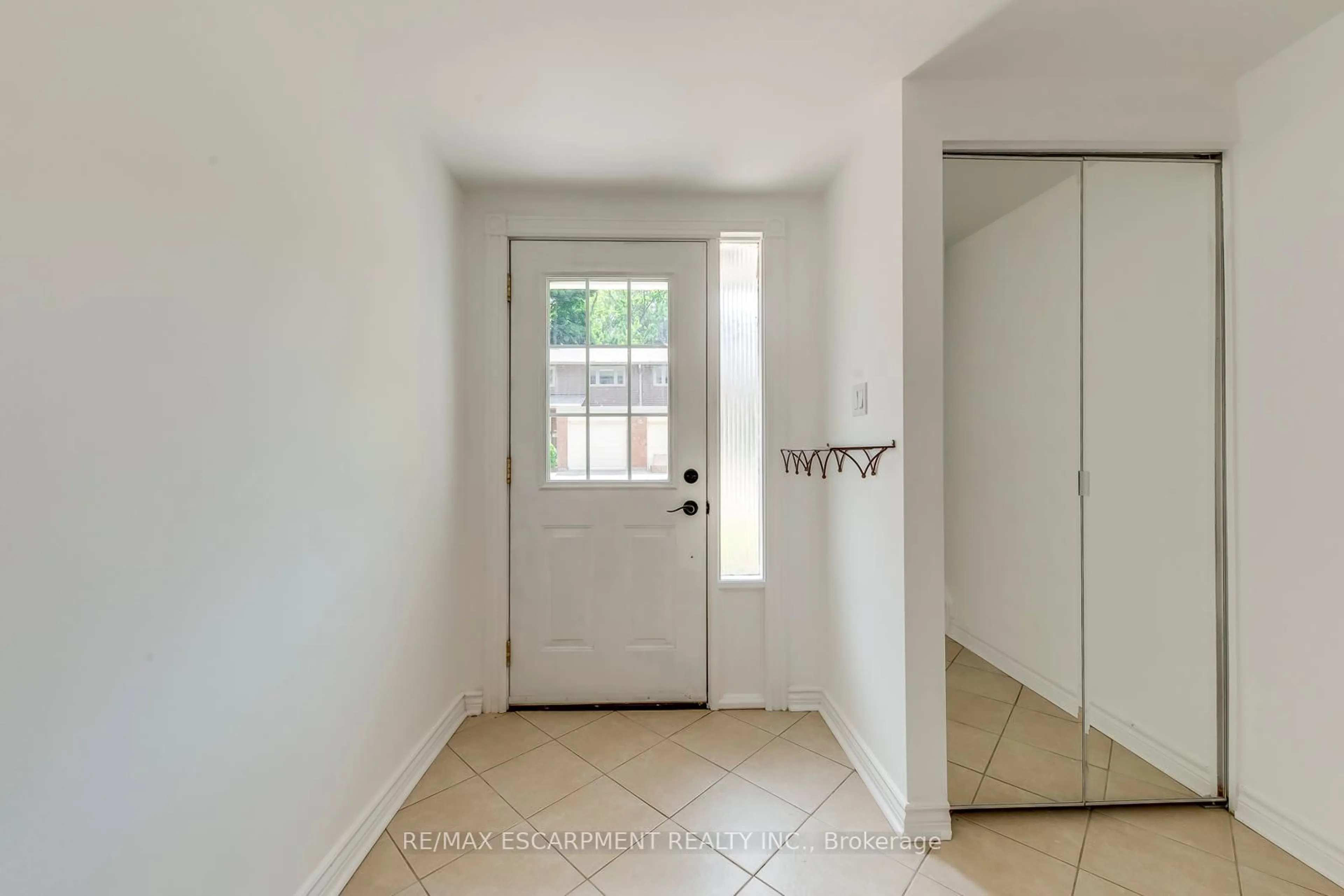 Indoor entryway for 1270 Gainsborough Dr #4, Oakville Ontario L6H 2L2