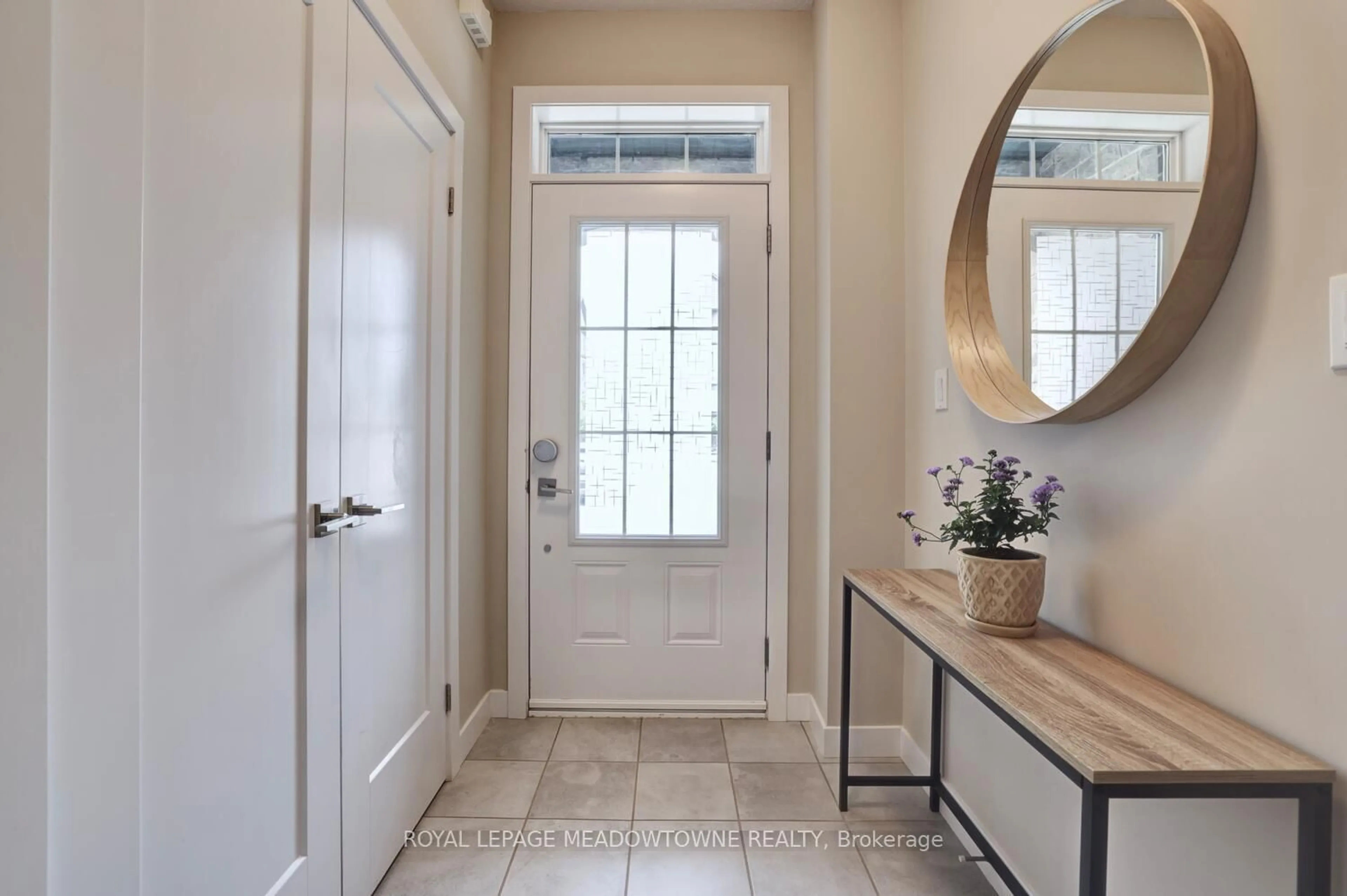Indoor entryway for 445 Ontario St #40, Milton Ontario L9T 9K3