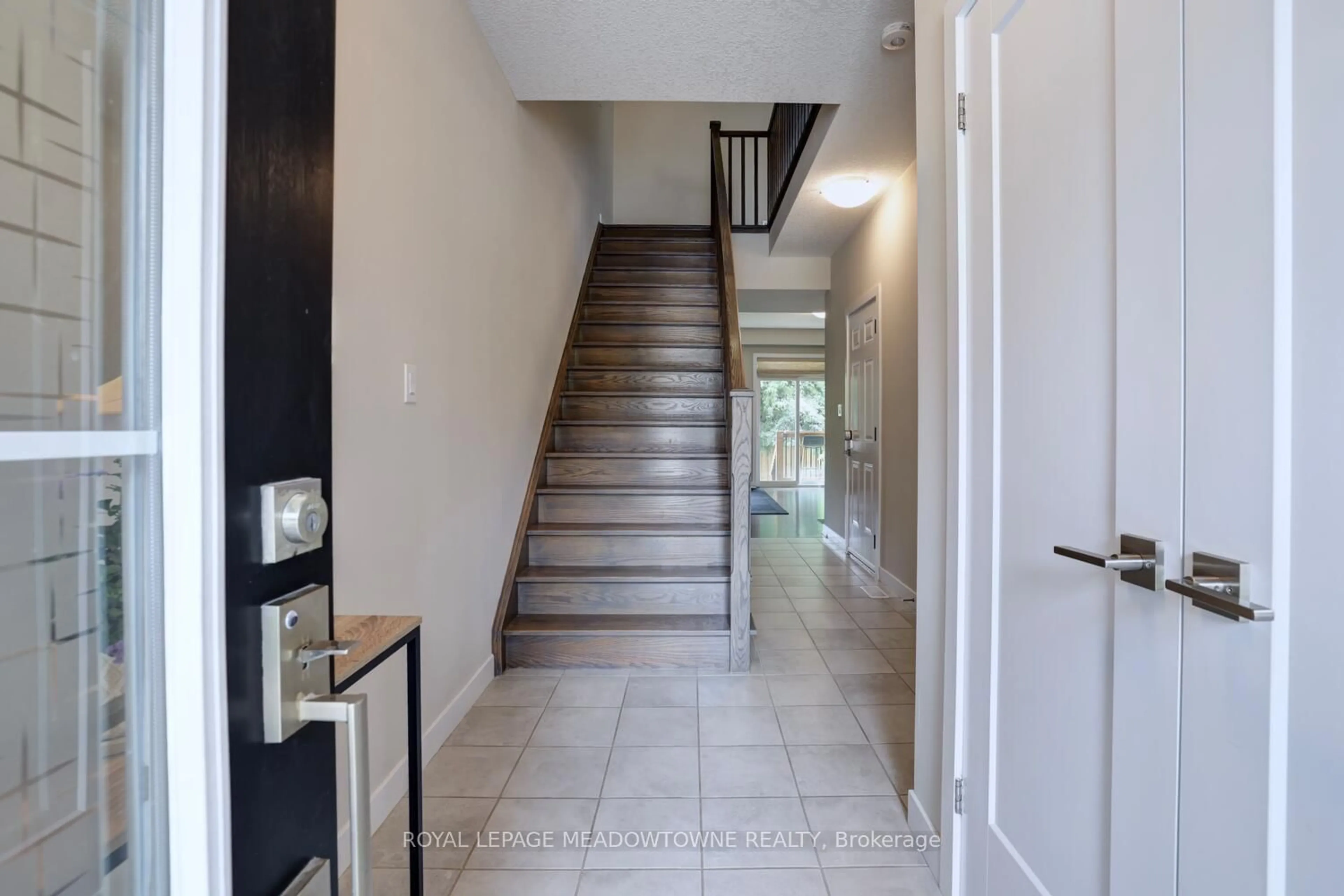 Indoor entryway for 445 Ontario St #40, Milton Ontario L9T 9K3