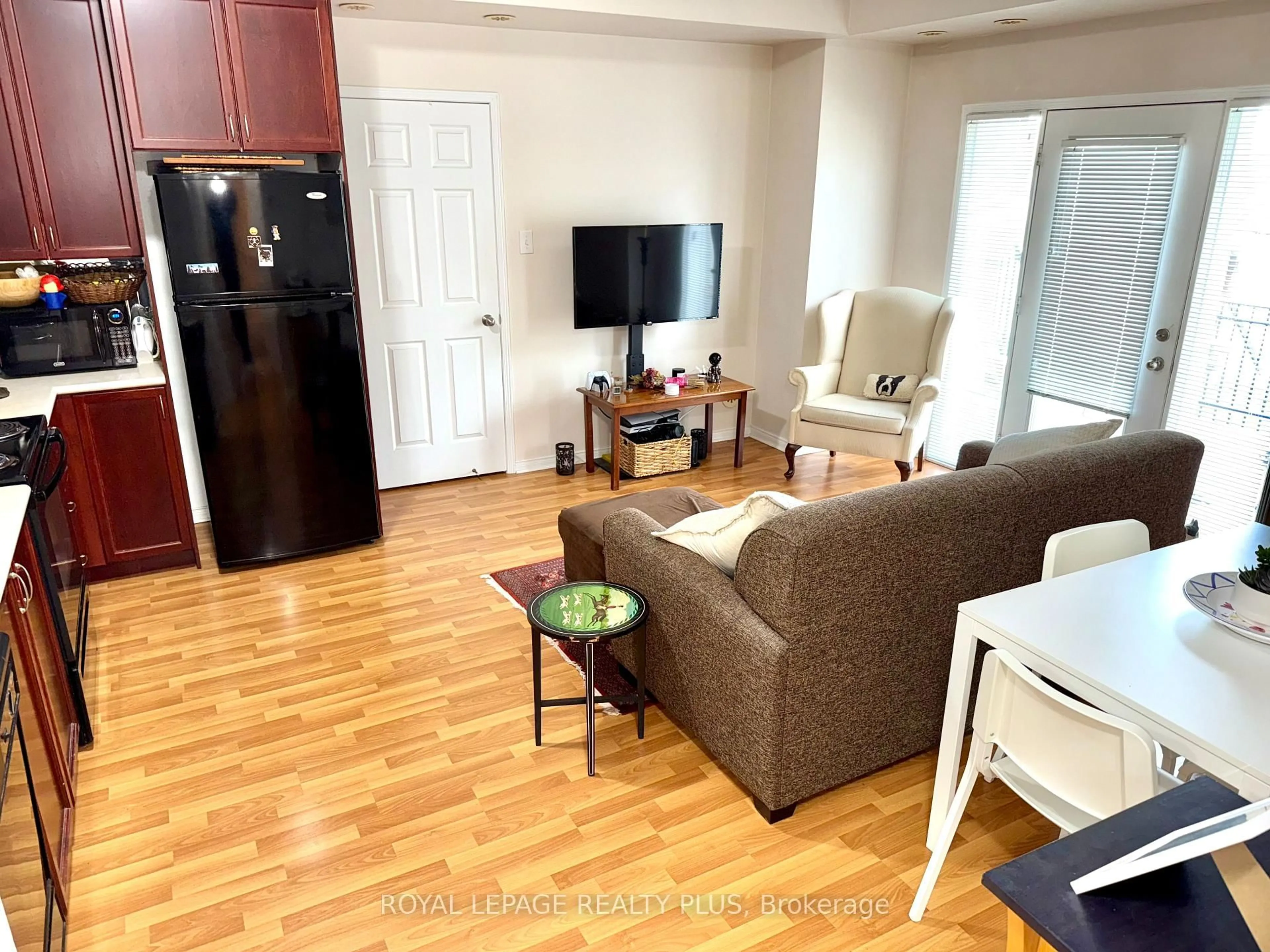 Living room with furniture, wood/laminate floor for 3015 Destination Dr #5, Mississauga Ontario L5M 0P3