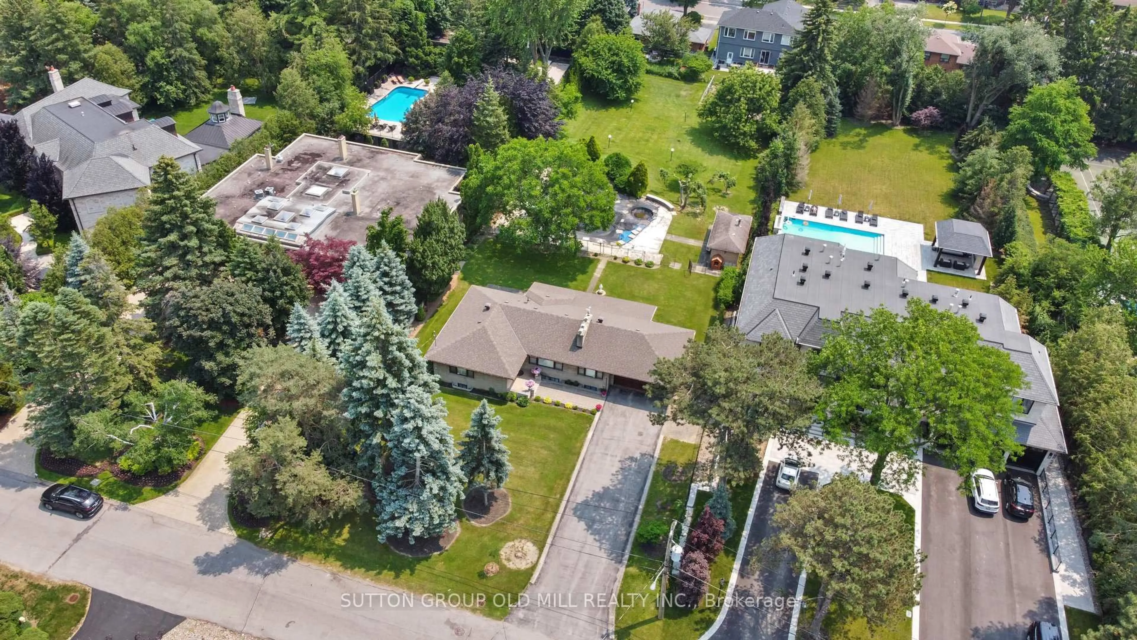 A pic from outside/outdoor area/front of a property/back of a property/a pic from drone, street for 9 Westmount Park Rd, Toronto Ontario M9P 1R4
