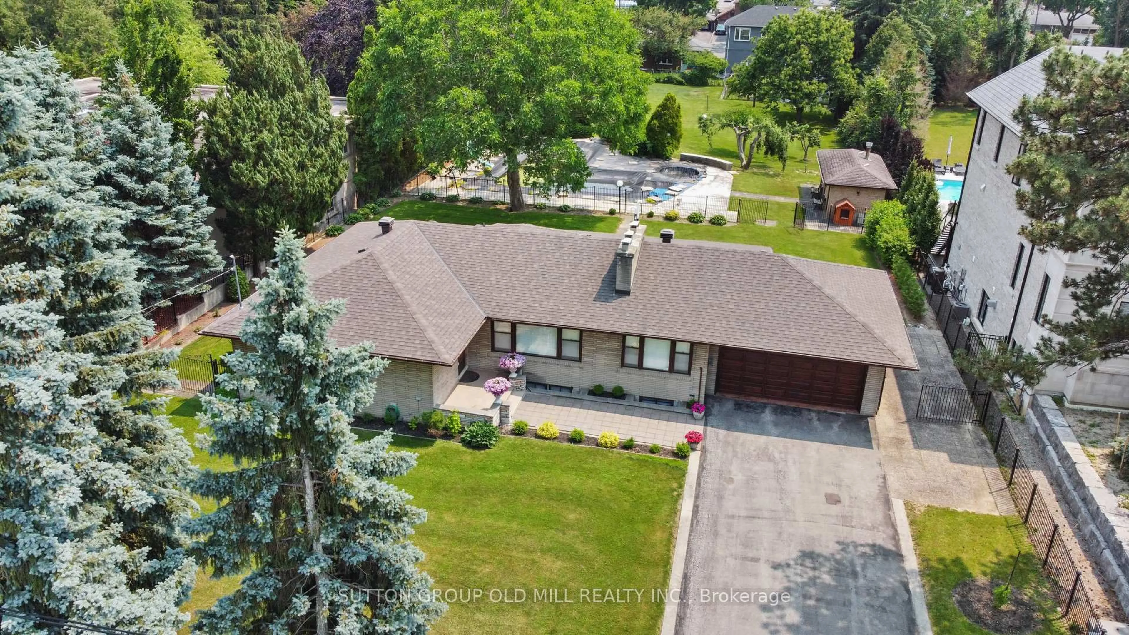 A pic from outside/outdoor area/front of a property/back of a property/a pic from drone, street for 9 Westmount Park Rd, Toronto Ontario M9P 1R4