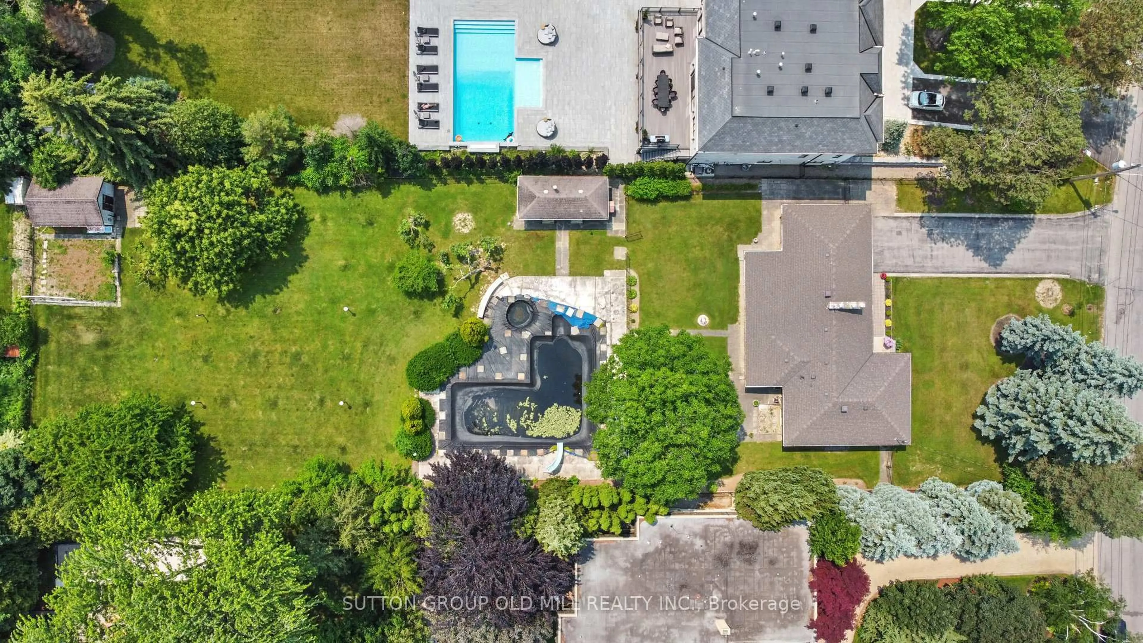 A pic from outside/outdoor area/front of a property/back of a property/a pic from drone, unknown for 9 Westmount Park Rd, Toronto Ontario M9P 1R4