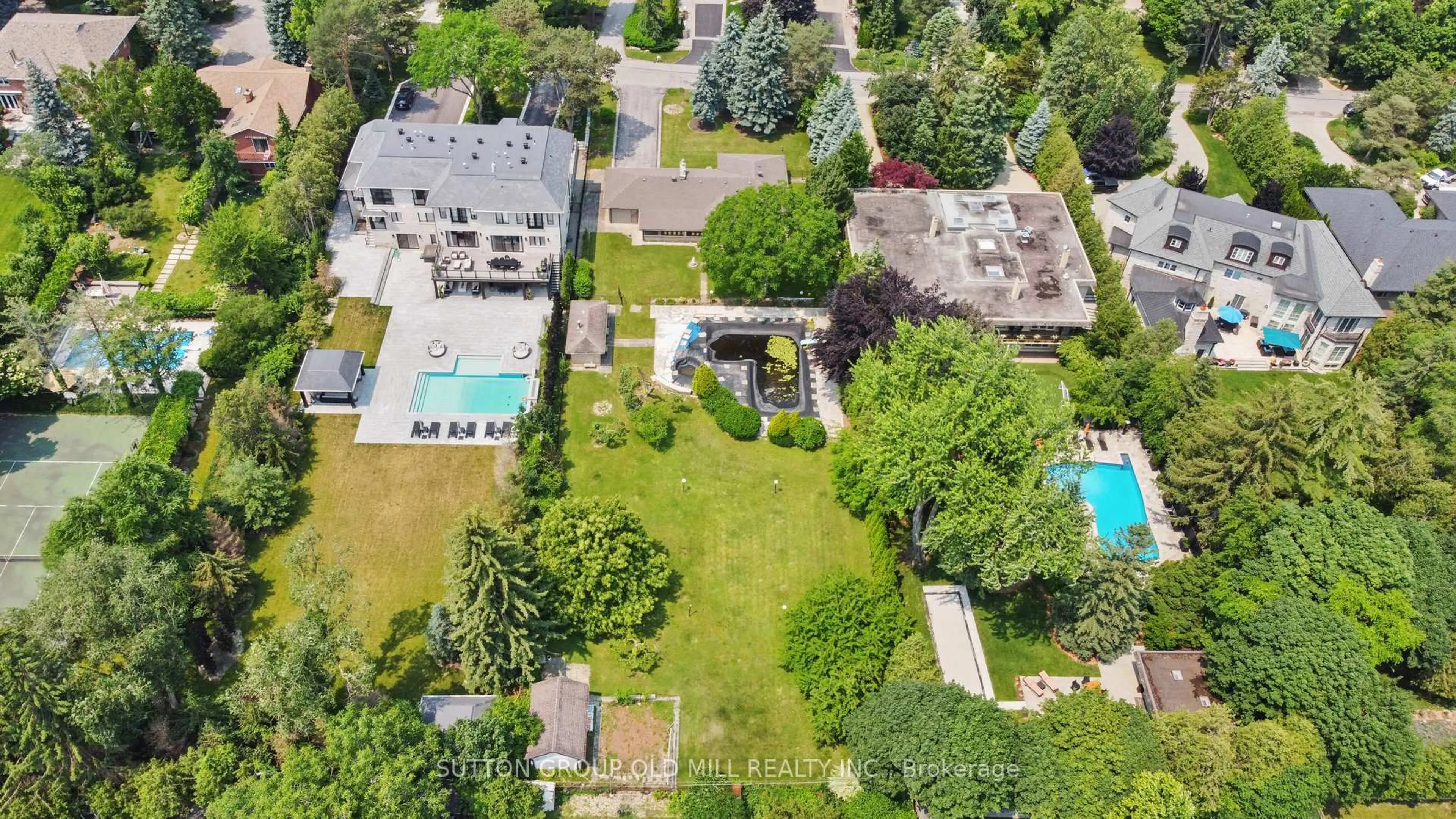 A pic from outside/outdoor area/front of a property/back of a property/a pic from drone, street for 9 Westmount Park Rd, Toronto Ontario M9P 1R4