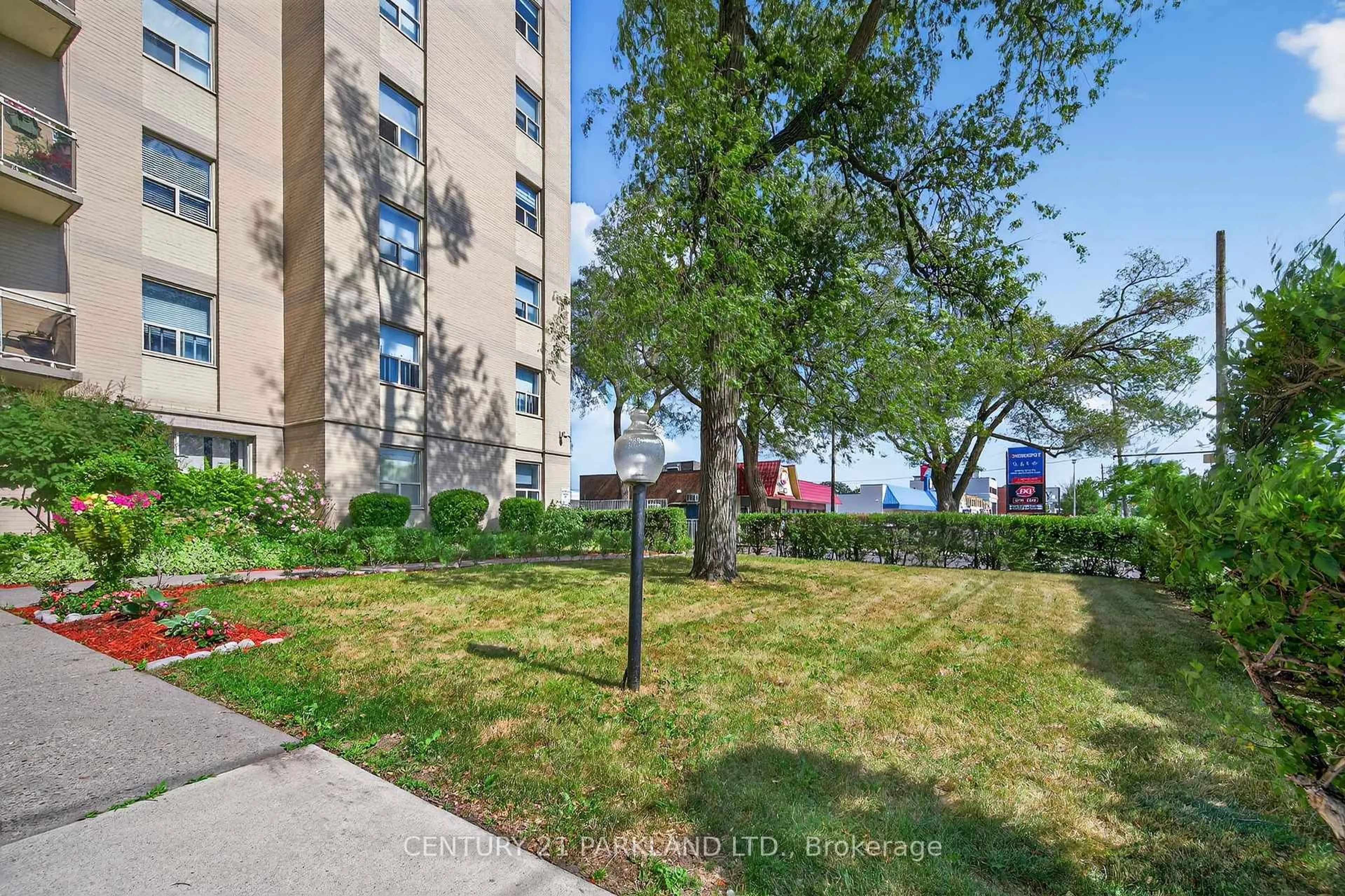 Patio, street for 2961 Dufferin St #202, Toronto Ontario M6B 3T2