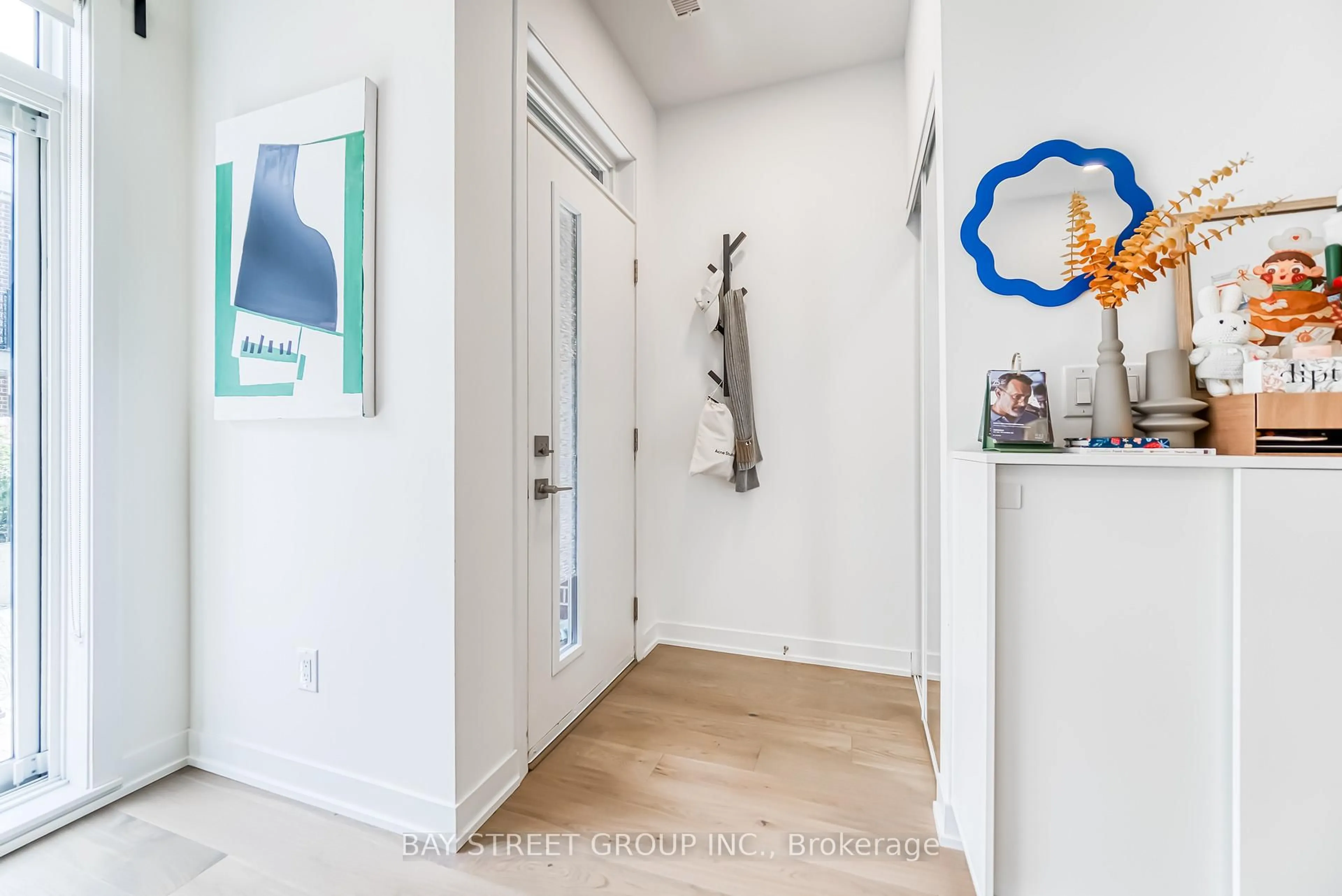 Indoor entryway for 110 Canon Jackson Dr #104, Toronto Ontario M6M 0C1