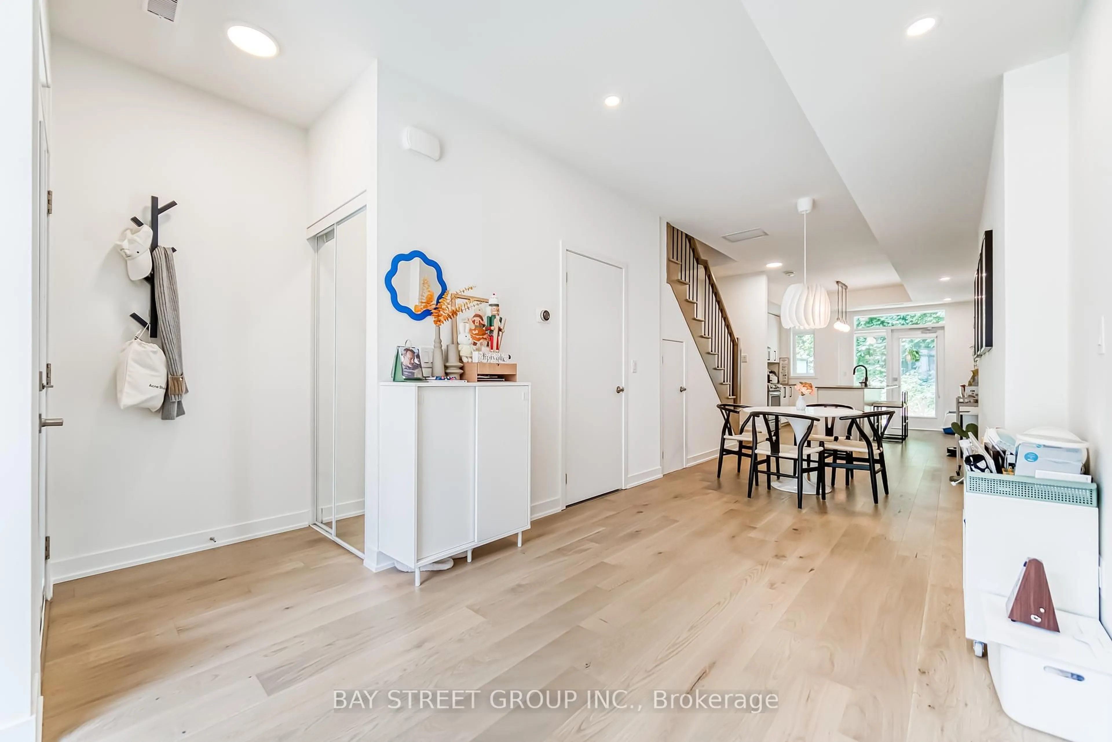Indoor entryway for 110 Canon Jackson Dr #104, Toronto Ontario M6M 0C1