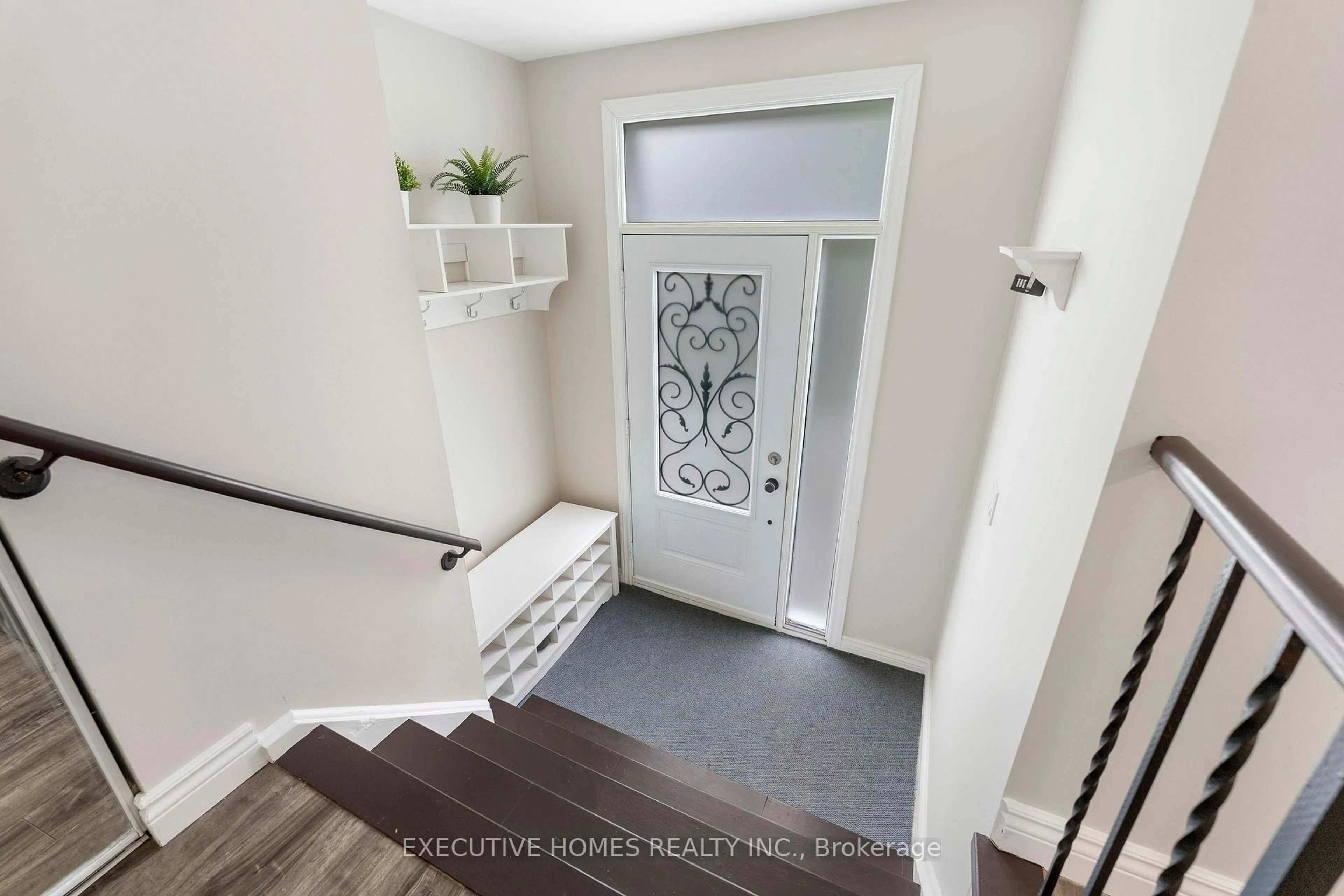 Indoor entryway for 140 Weybridge Tr, Brampton Ontario L6V 3W2