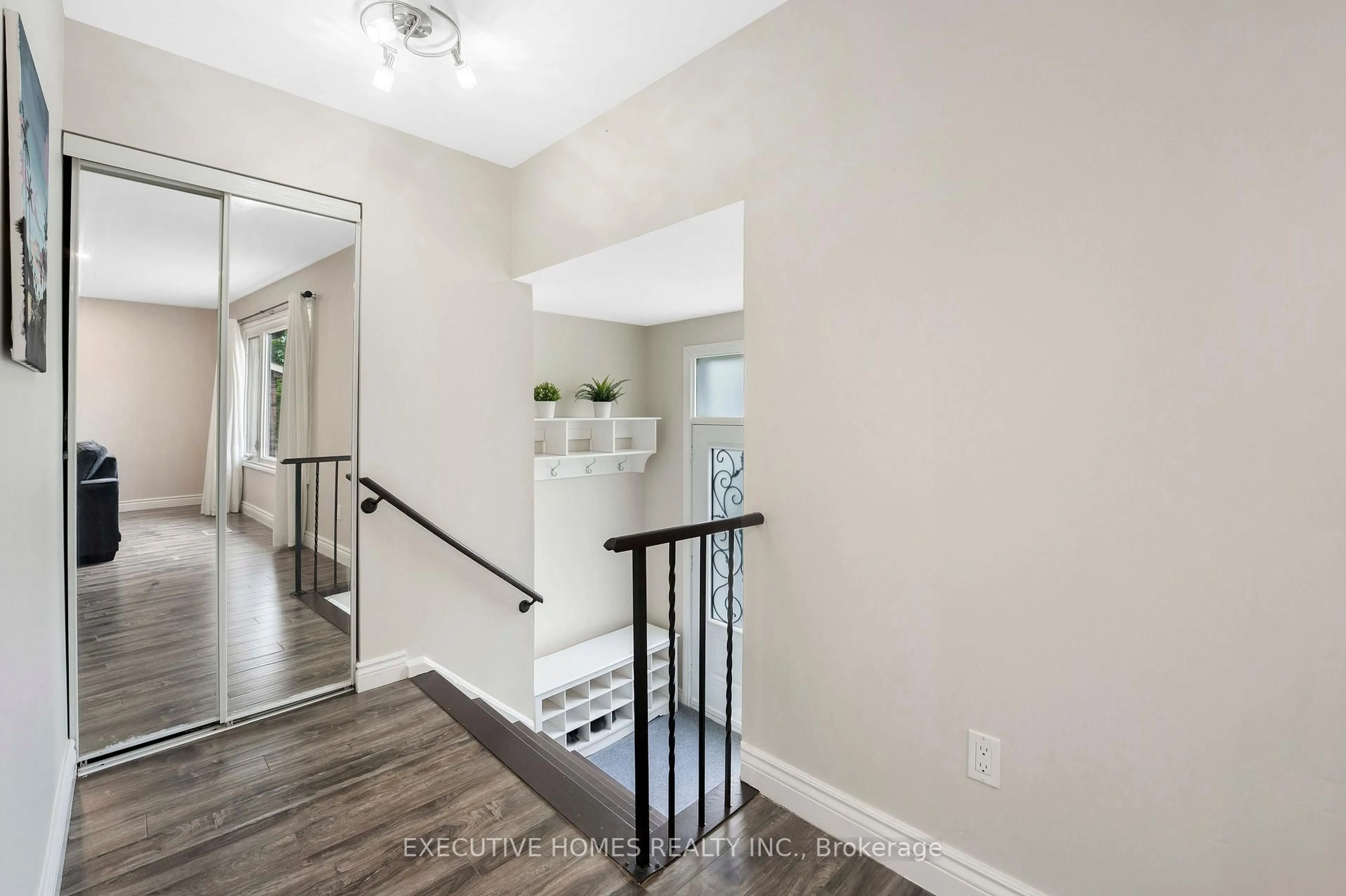 Indoor entryway for 140 Weybridge Tr, Brampton Ontario L6V 3W2