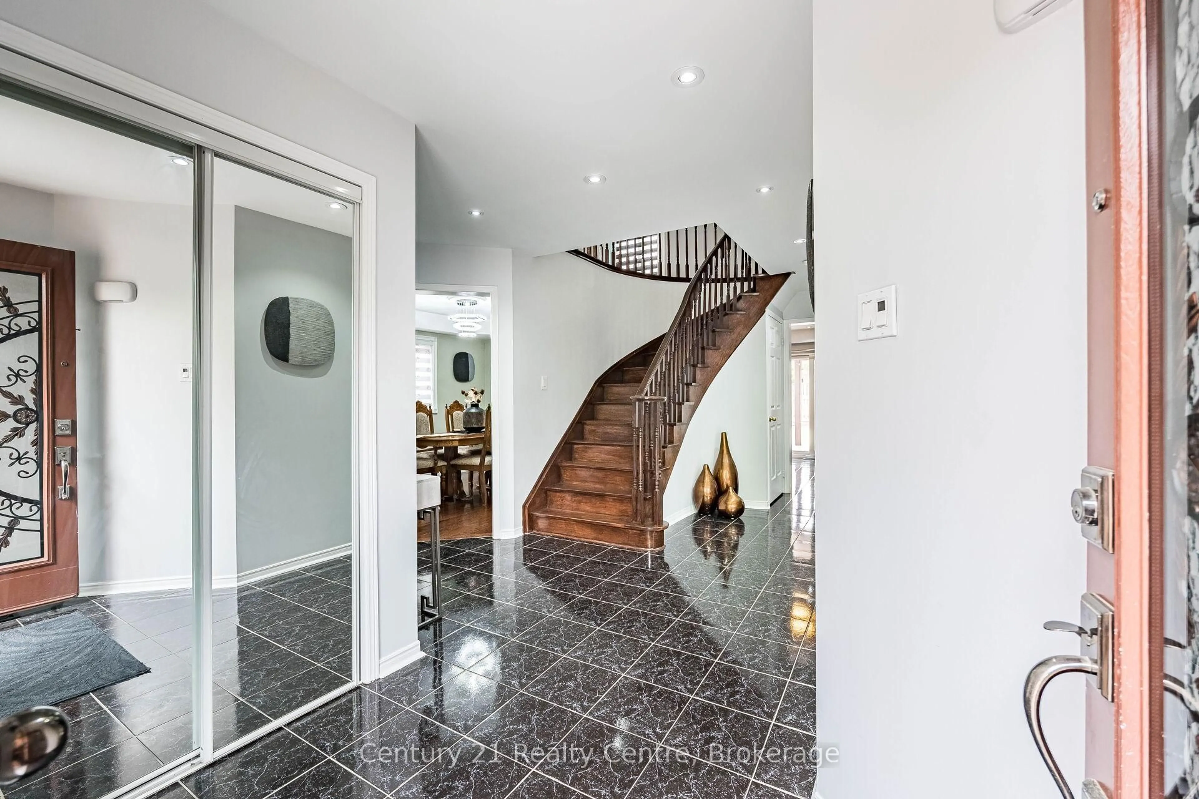 Indoor foyer for 80 Eagleridge Dr, Brampton Ontario L6R 1E6