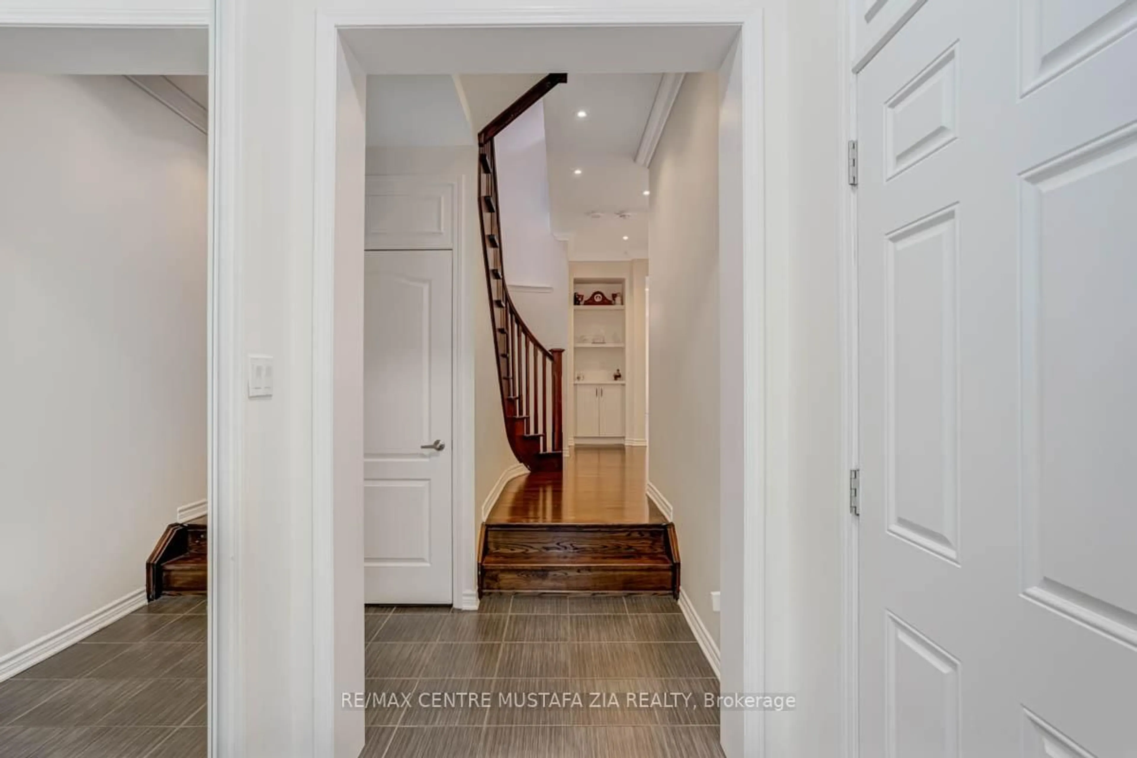 Indoor entryway for 359 Emmett Landing, Milton Ontario L9E 0A6