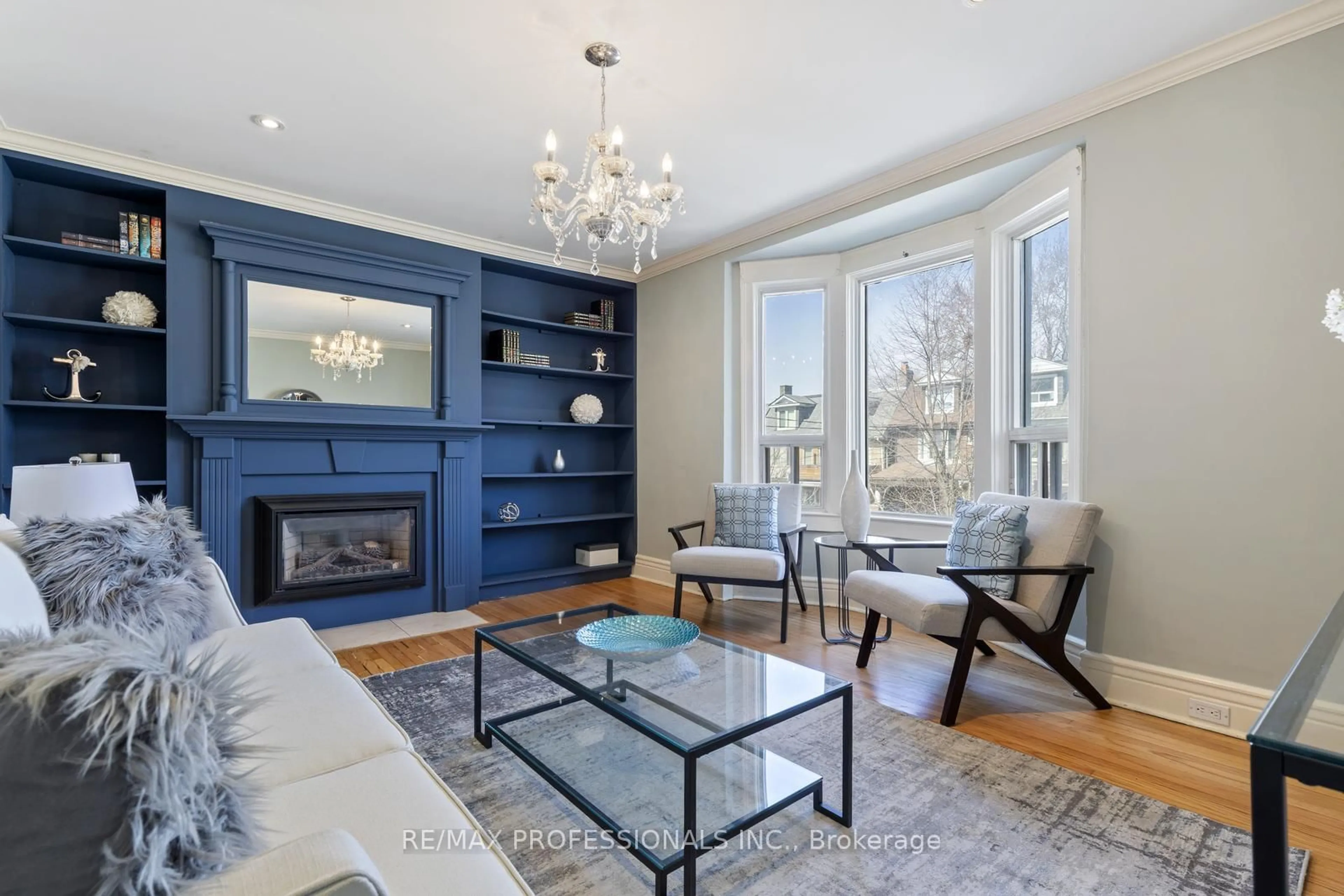 Living room with furniture, unknown for 179 Marion St, Toronto Ontario M6R 1E9