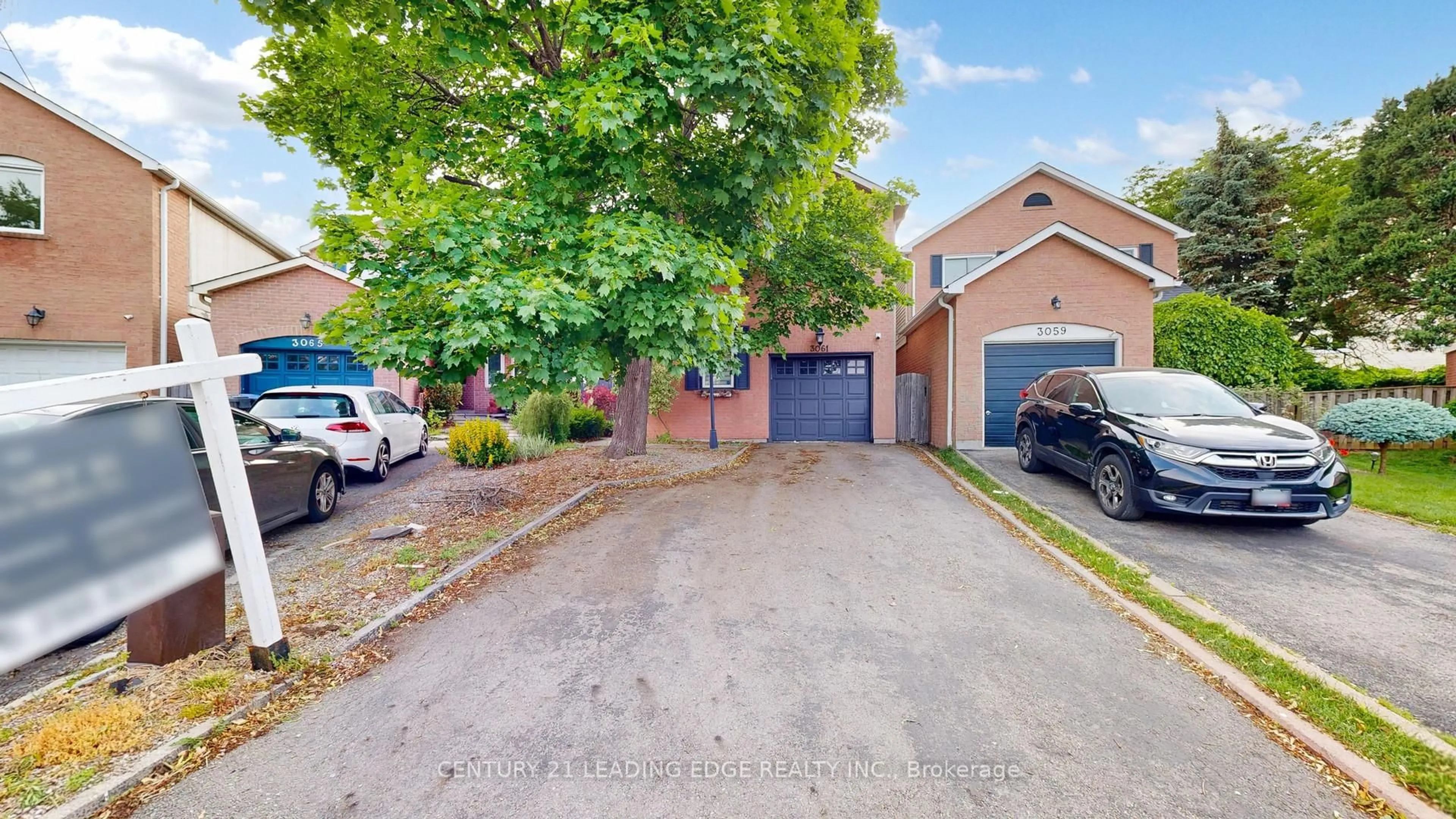 A pic from outside/outdoor area/front of a property/back of a property/a pic from drone, street for 3061 Ilomar Crt, Mississauga Ontario L5N 5B6