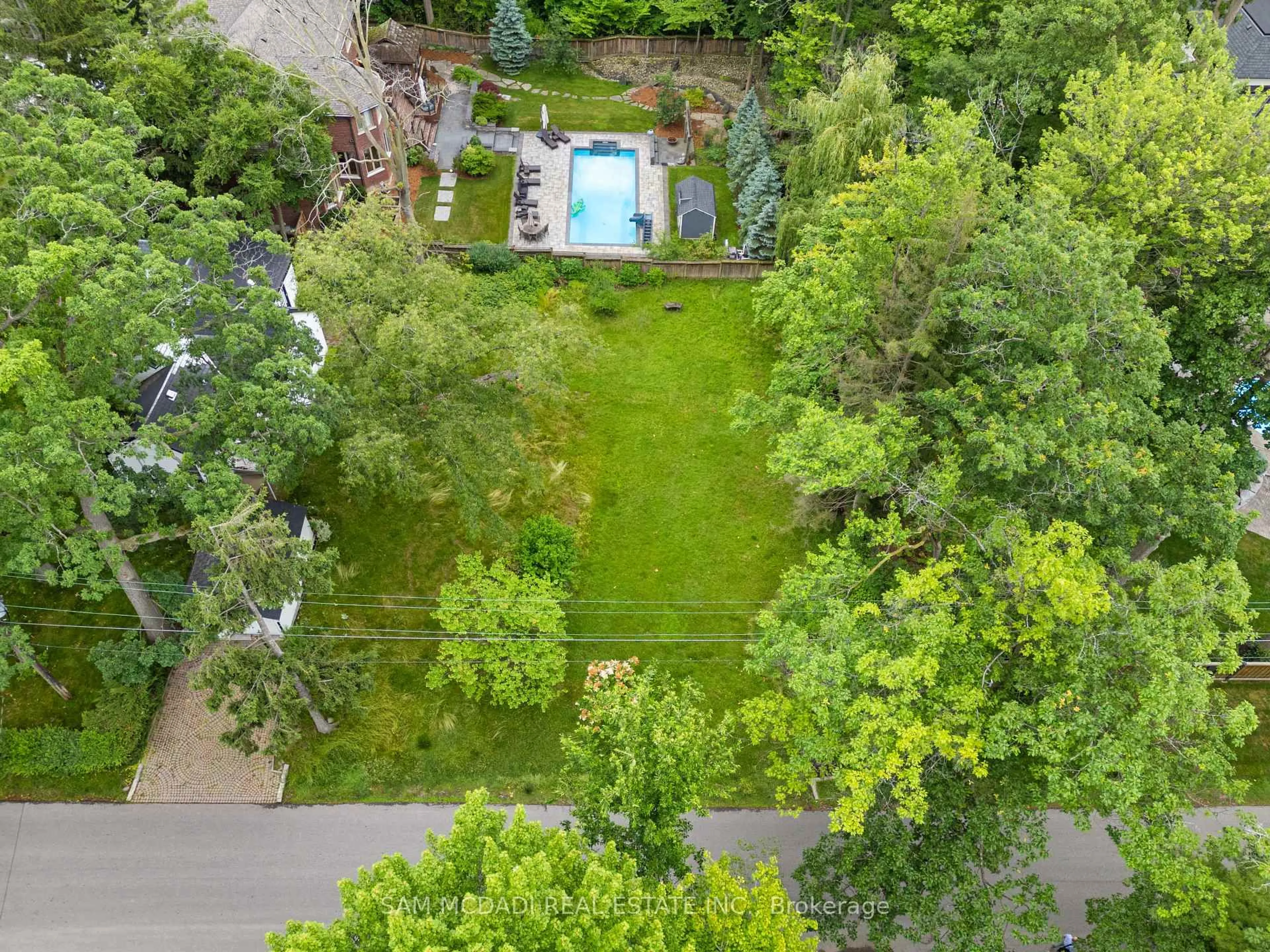 A pic from outside/outdoor area/front of a property/back of a property/a pic from drone, unknown for 1270 Mona Rd, Mississauga Ontario L5G 3A1