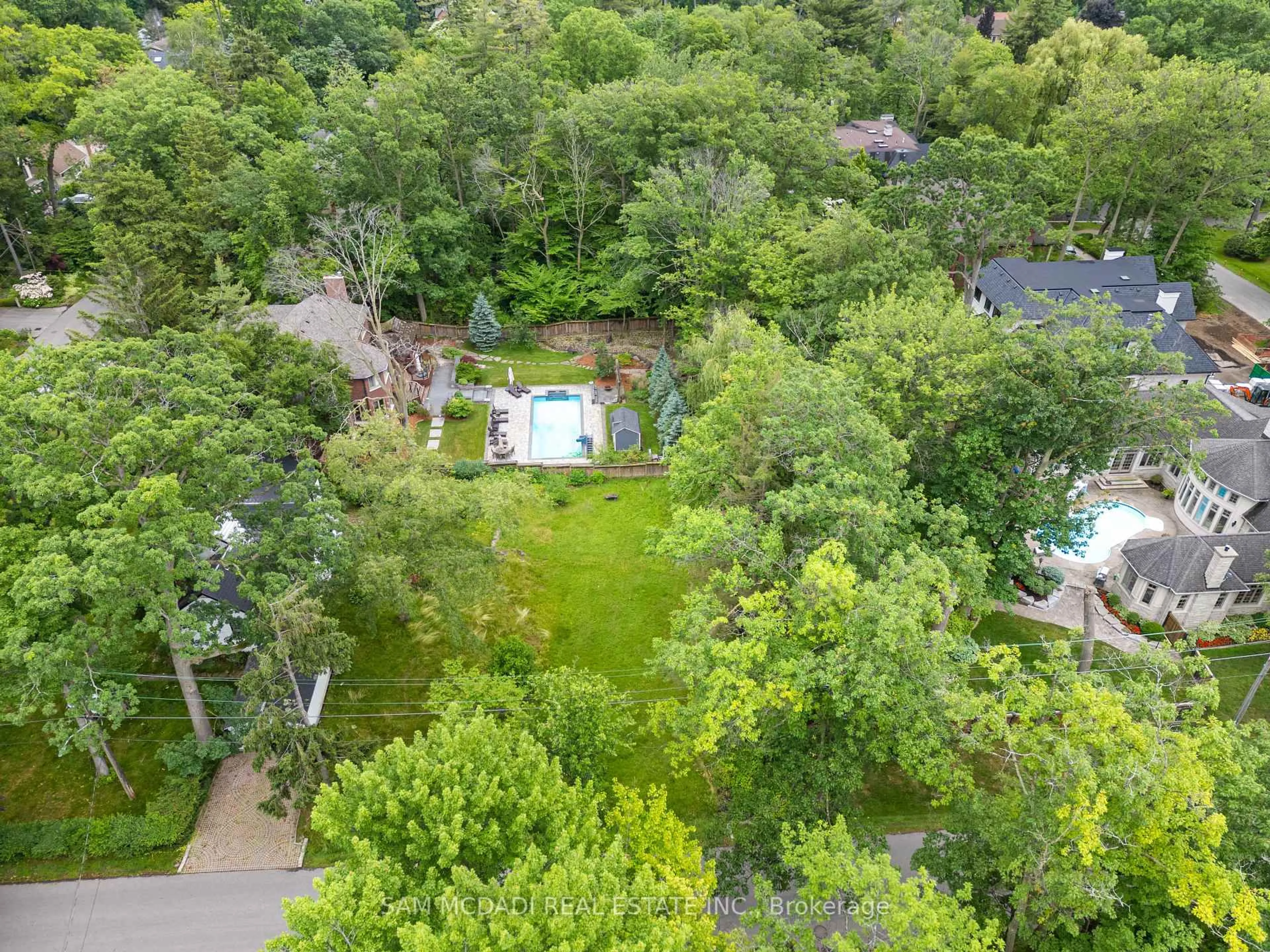 A pic from outside/outdoor area/front of a property/back of a property/a pic from drone, forest/trees view for 1270 Mona Rd, Mississauga Ontario L5G 3A1