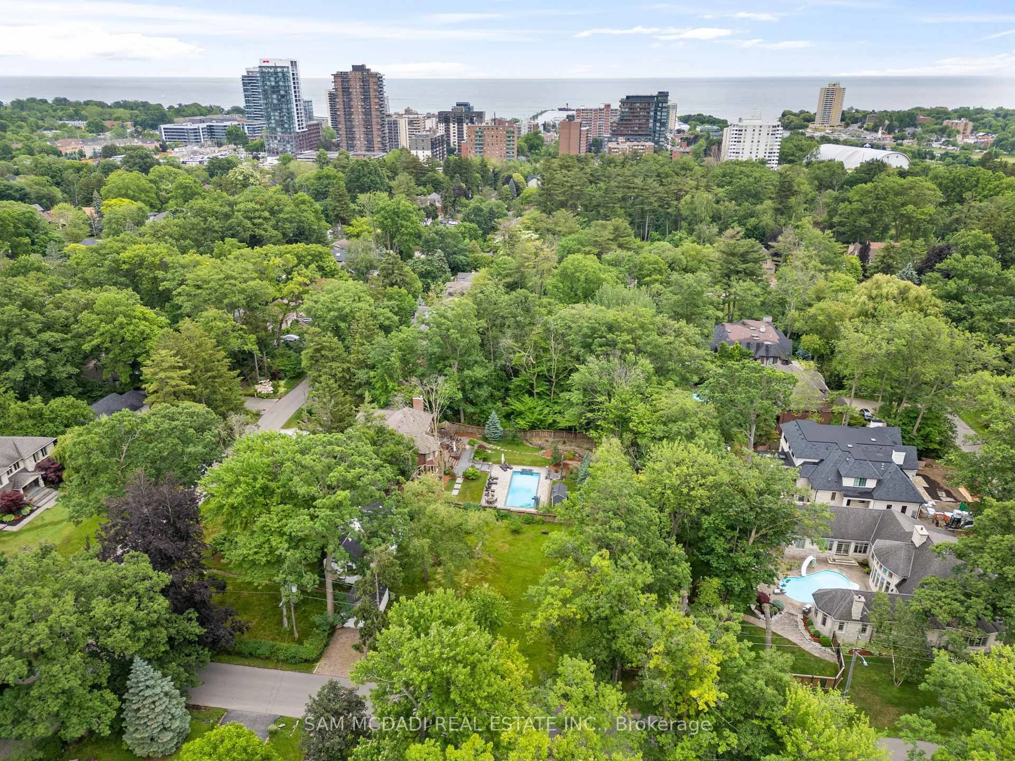 A pic from outside/outdoor area/front of a property/back of a property/a pic from drone, city buildings view from balcony for 1270 Mona Rd, Mississauga Ontario L5G 3A1