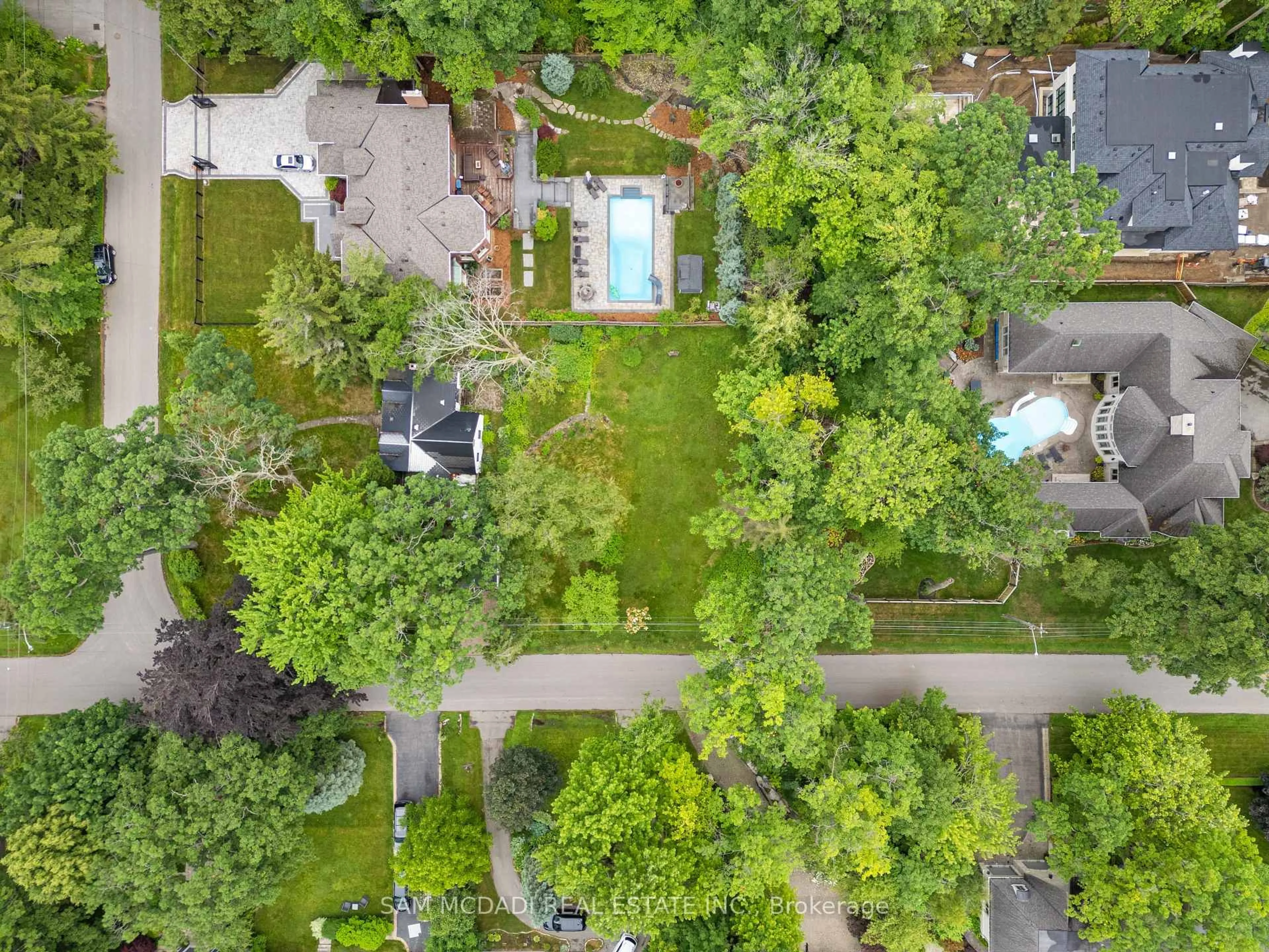 A pic from outside/outdoor area/front of a property/back of a property/a pic from drone, forest/trees view for 1270 Mona Rd, Mississauga Ontario L5G 3A1