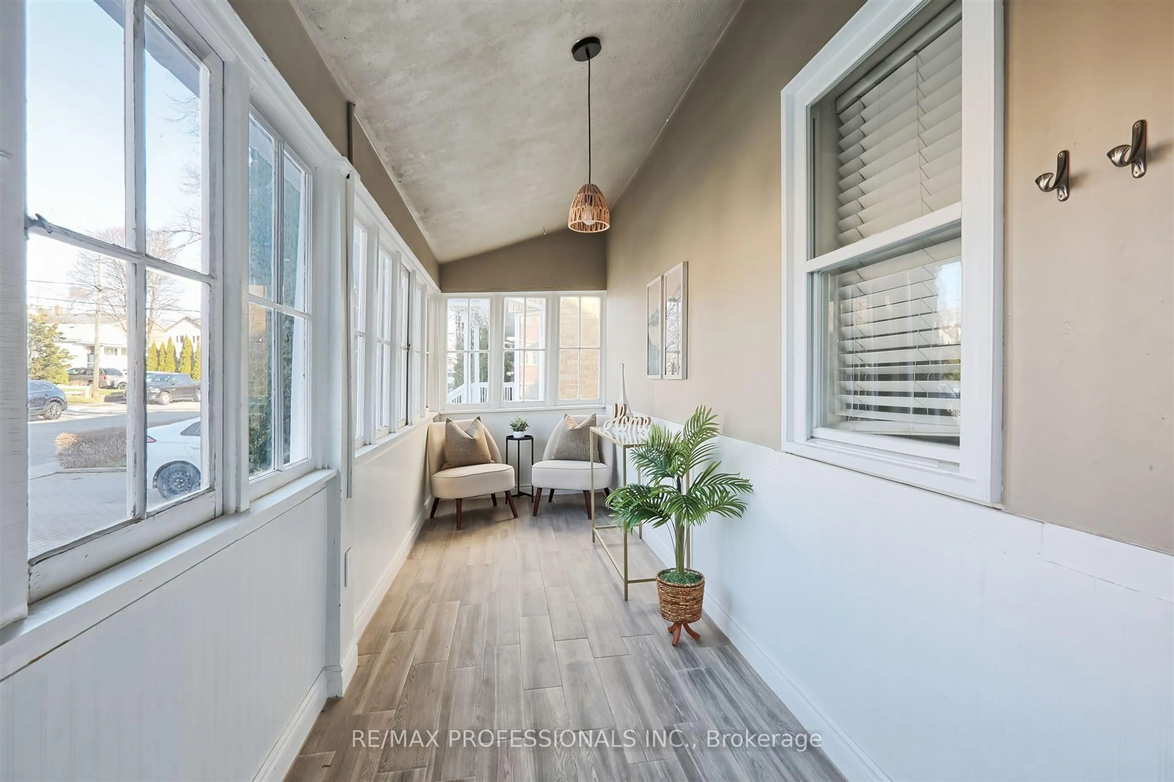 Indoor entryway for 63 Guthrie Ave, Toronto Ontario M8Y 3L2