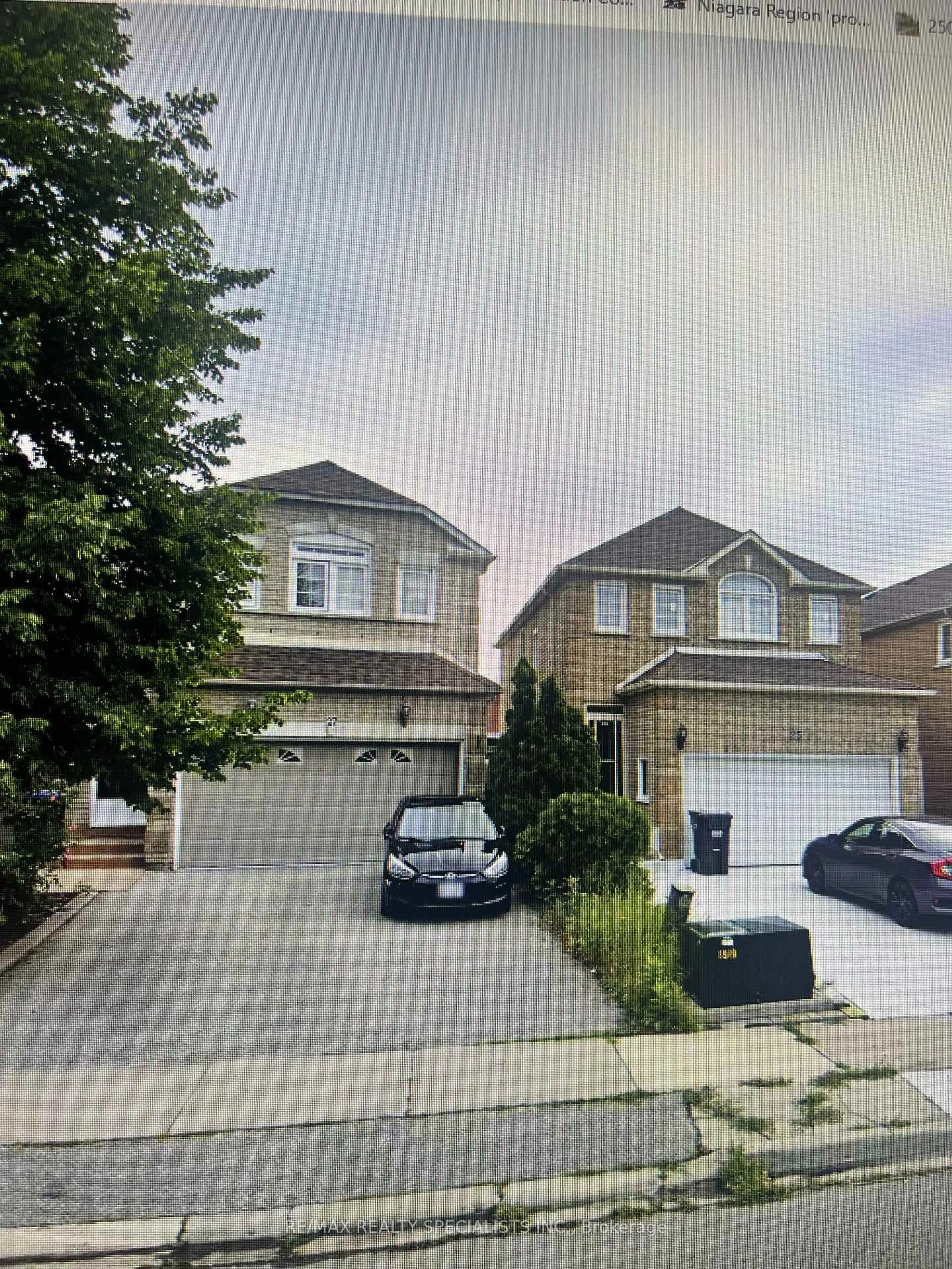 A pic from outside/outdoor area/front of a property/back of a property/a pic from drone, street for 25 Chadwick St, Brampton Ontario L6Y 4Y1