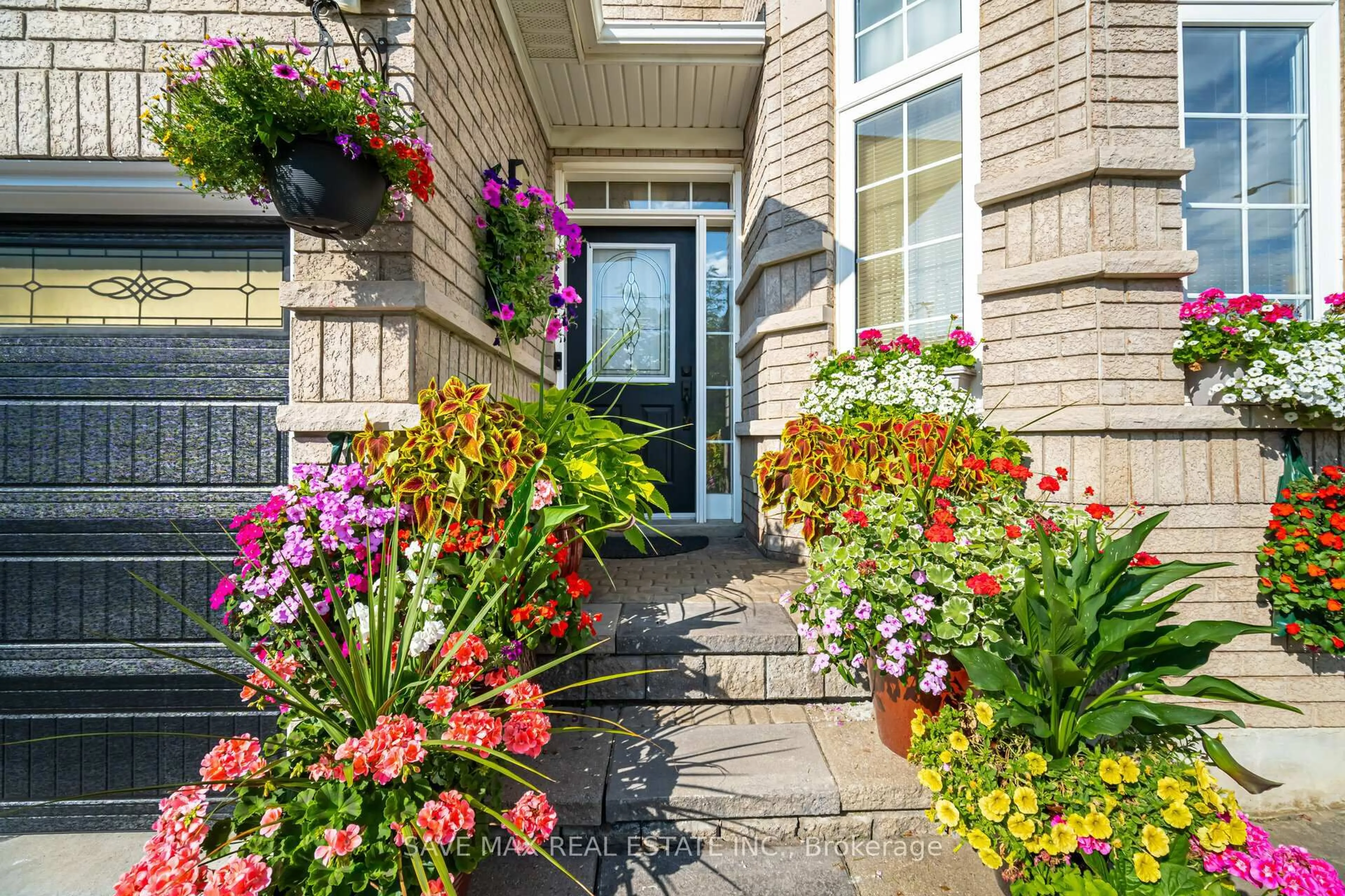 Indoor entryway for 5669 Freshwater Dr, Mississauga Ontario L5M 7G1