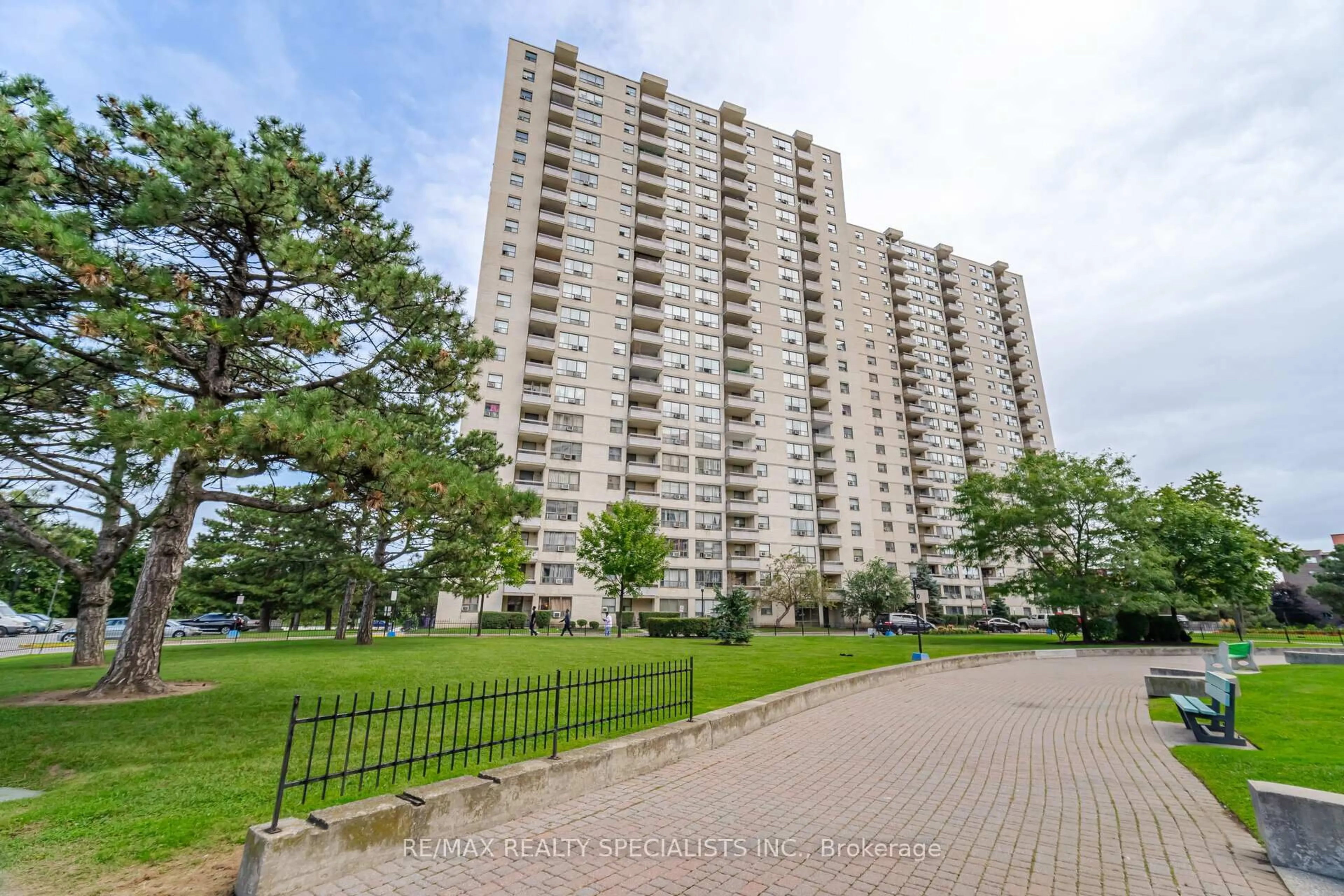 Unknown for 370 Dixon Rd #915, Toronto Ontario M9R 1T2