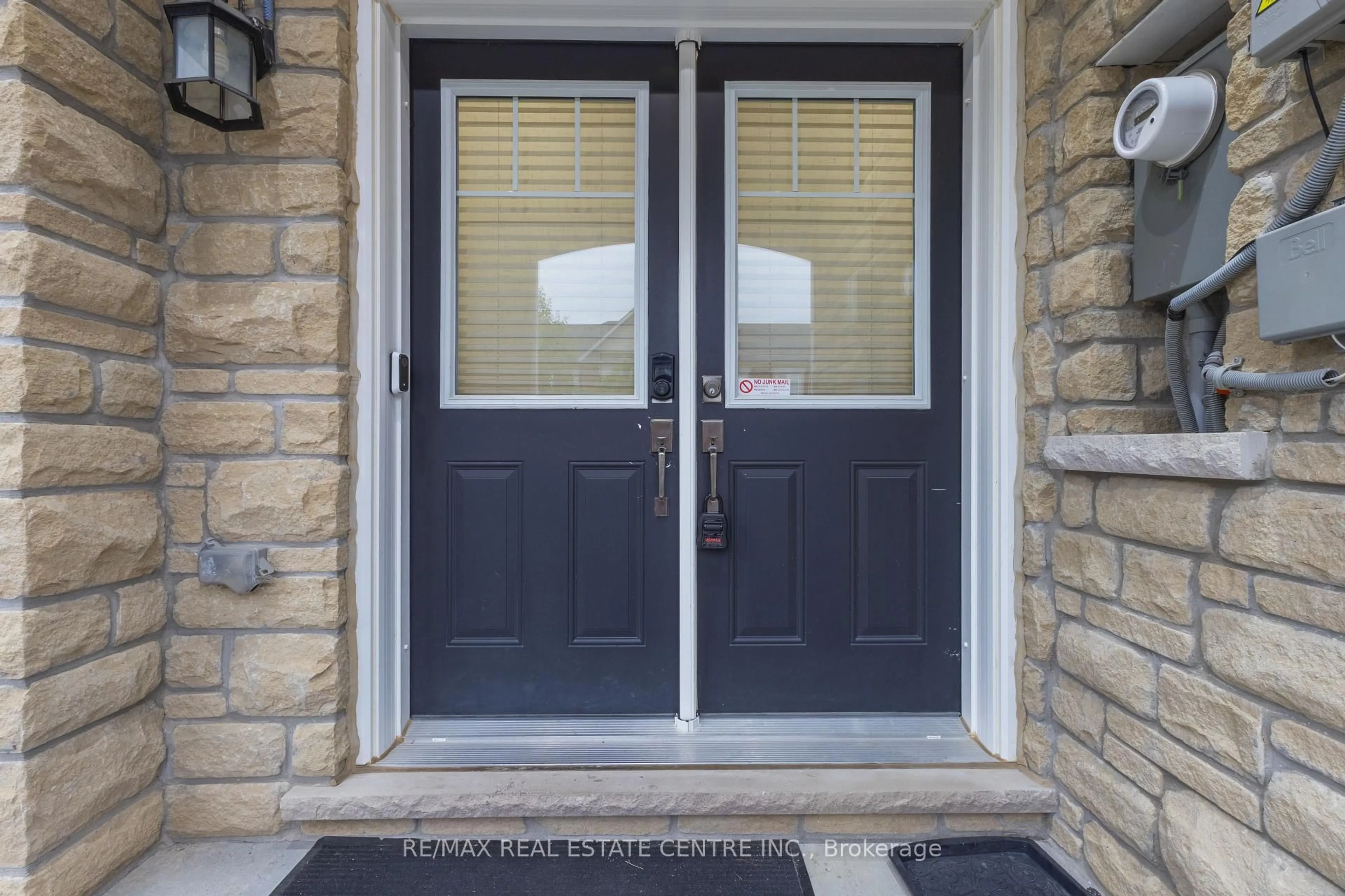 Indoor entryway for 11 Hoover Rd, Brampton Ontario L7A 4L2