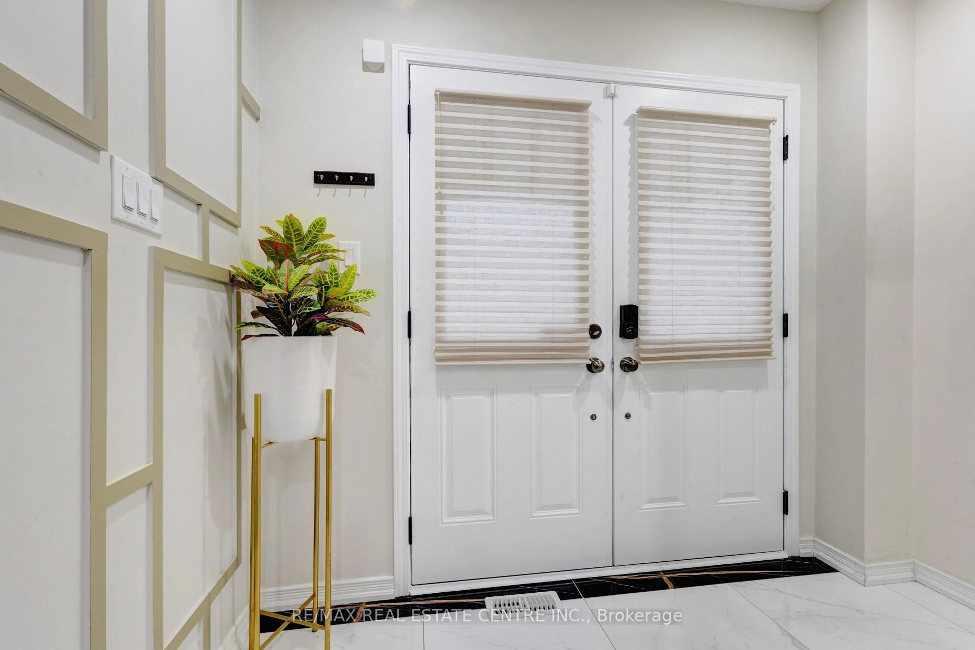 Indoor entryway for 11 Hoover Rd, Brampton Ontario L7A 4L2