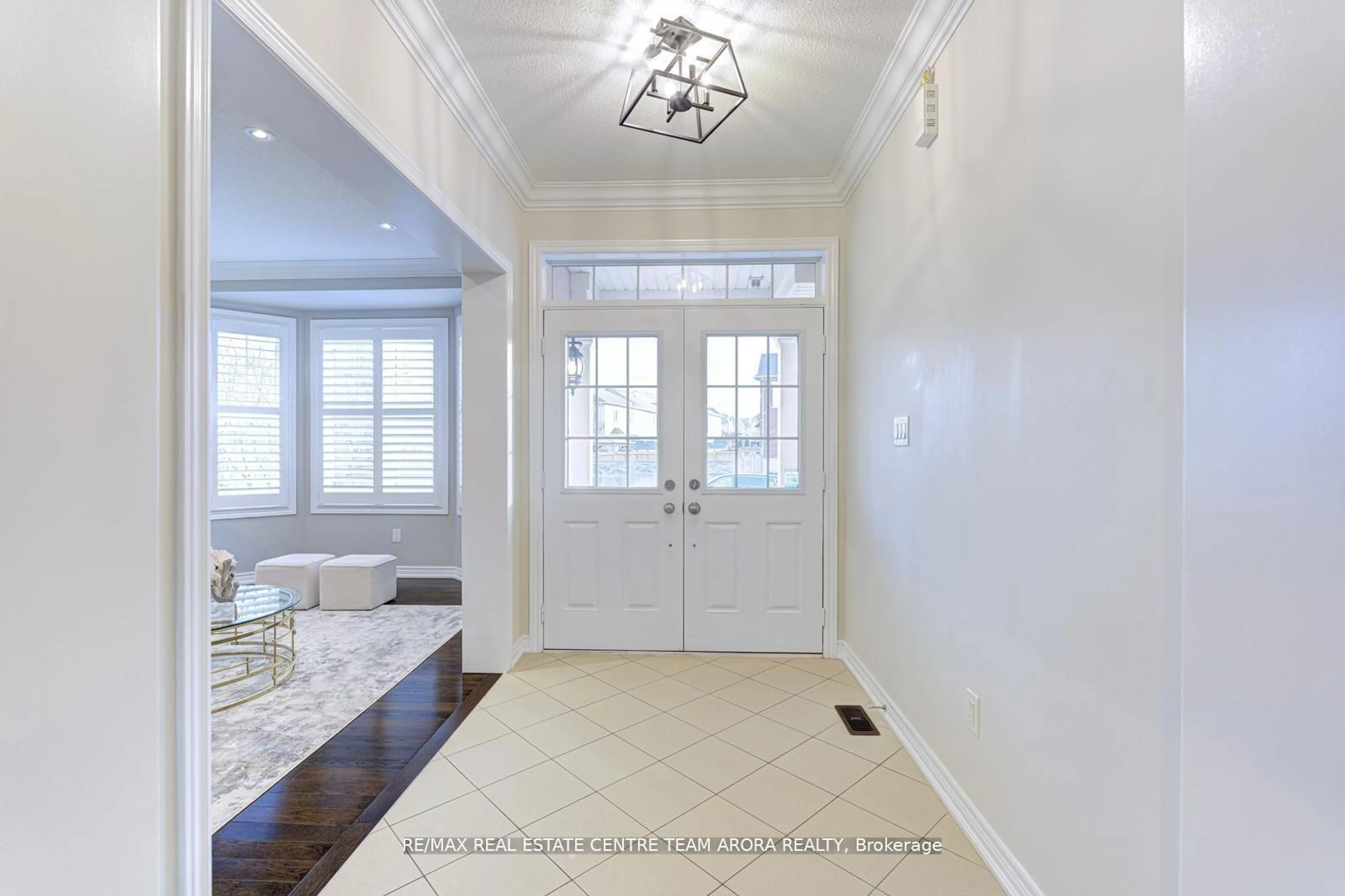 Indoor entryway for 35 Pathway Dr, Brampton Ontario L6X 0Z7