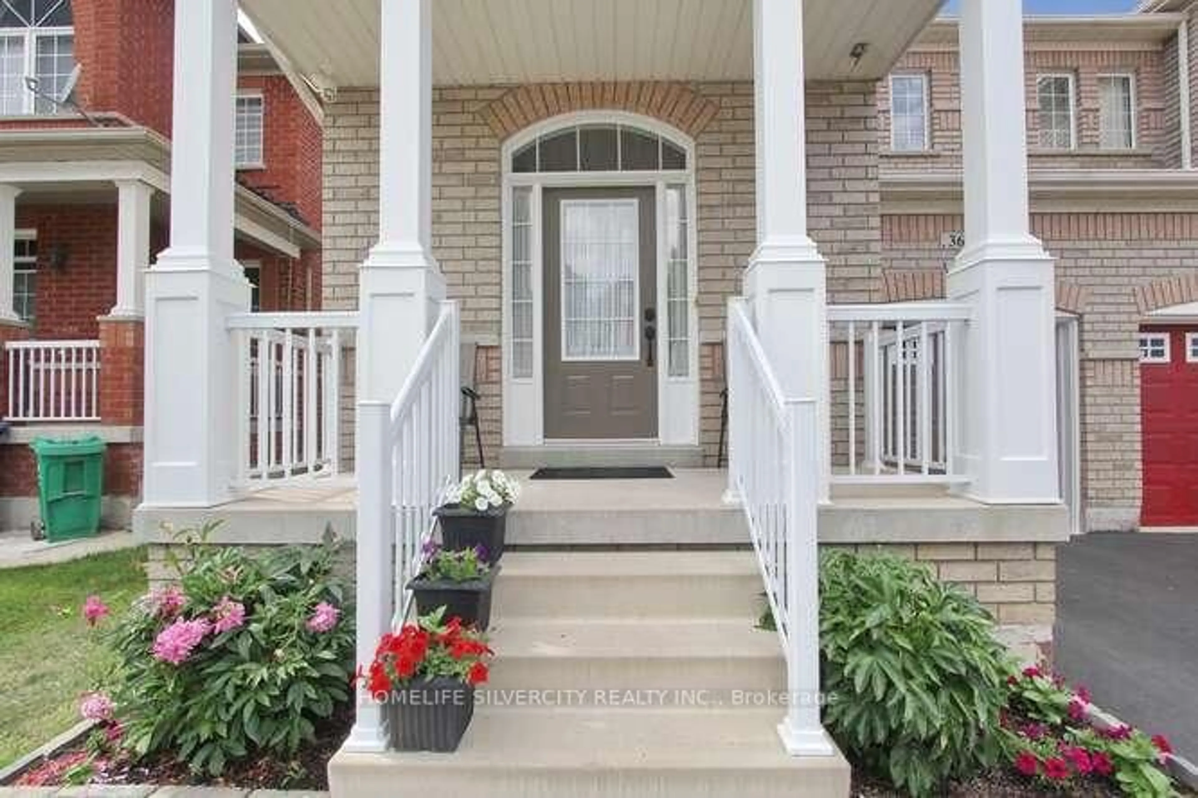 Indoor entryway for 36 Vincent St, Brampton Ontario L6R 0G8