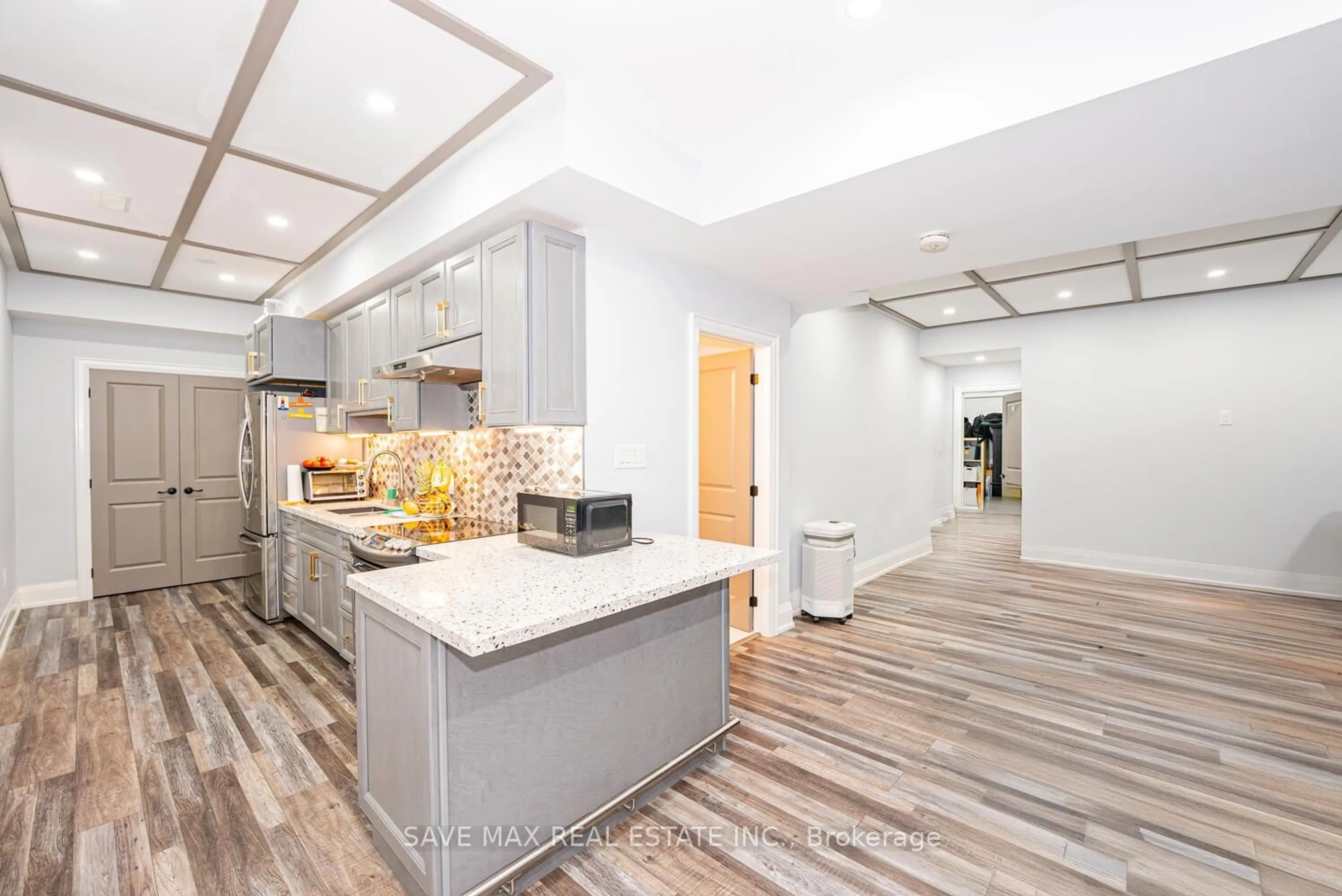 Contemporary kitchen, unknown for 23 Hillcrest Ave, Brampton Ontario L6W 1Y7