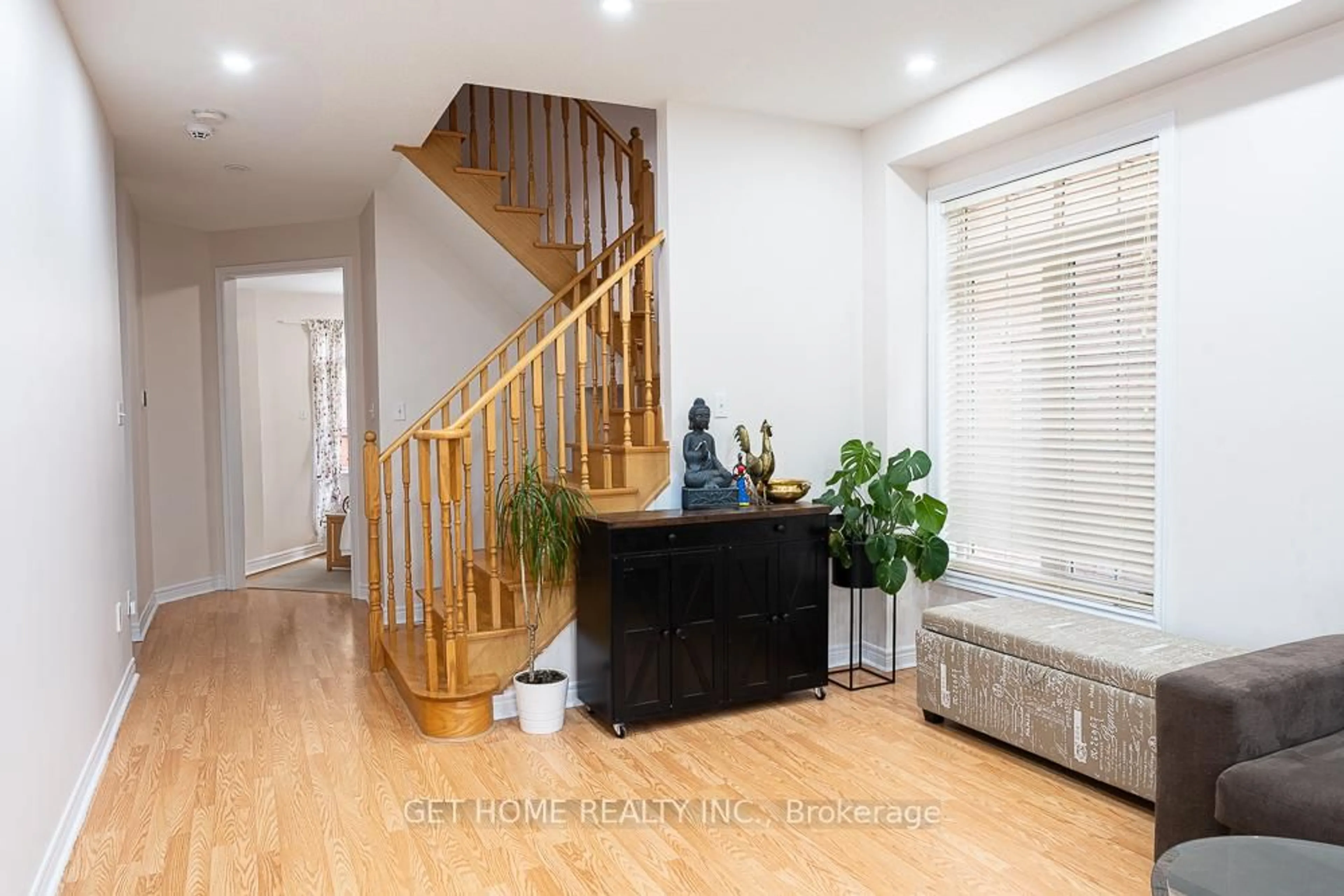 Indoor entryway for 43 Baby Pointe Tr, Brampton Ontario L7A 0W3