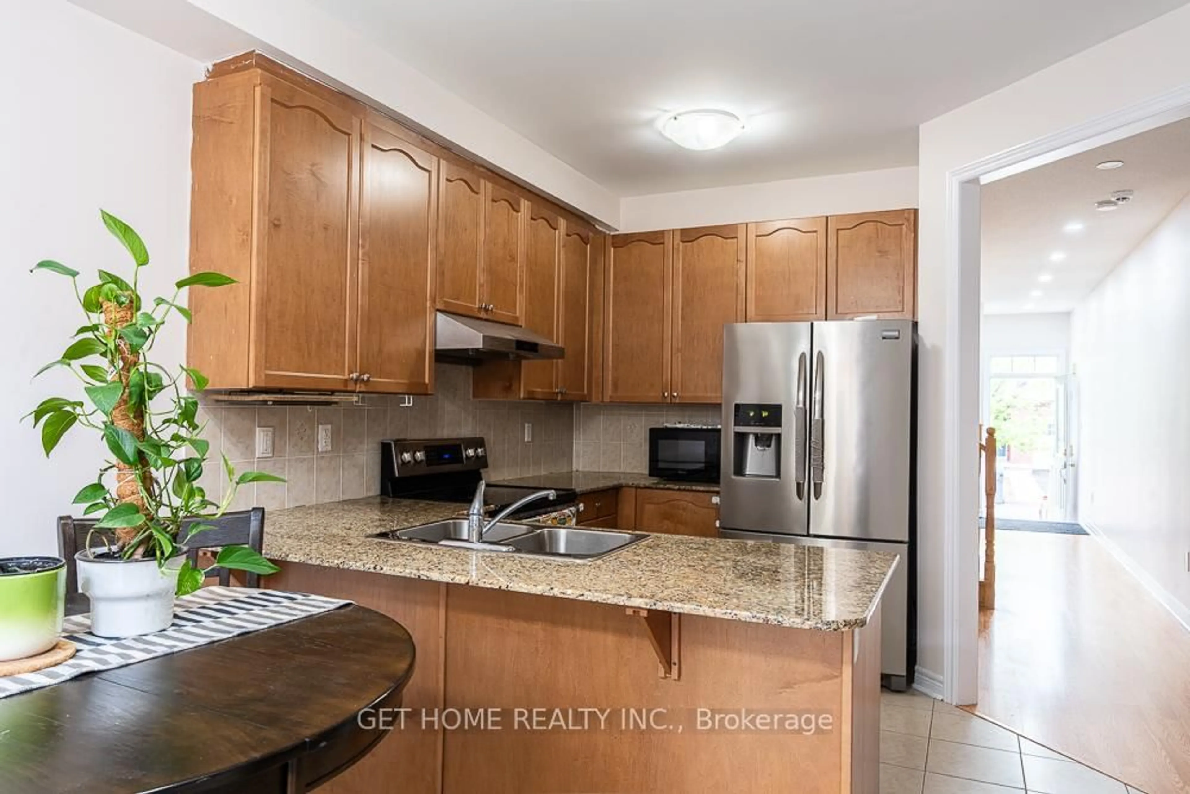 Standard kitchen, ceramic/tile floor for 43 Baby Pointe Tr, Brampton Ontario L7A 0W3